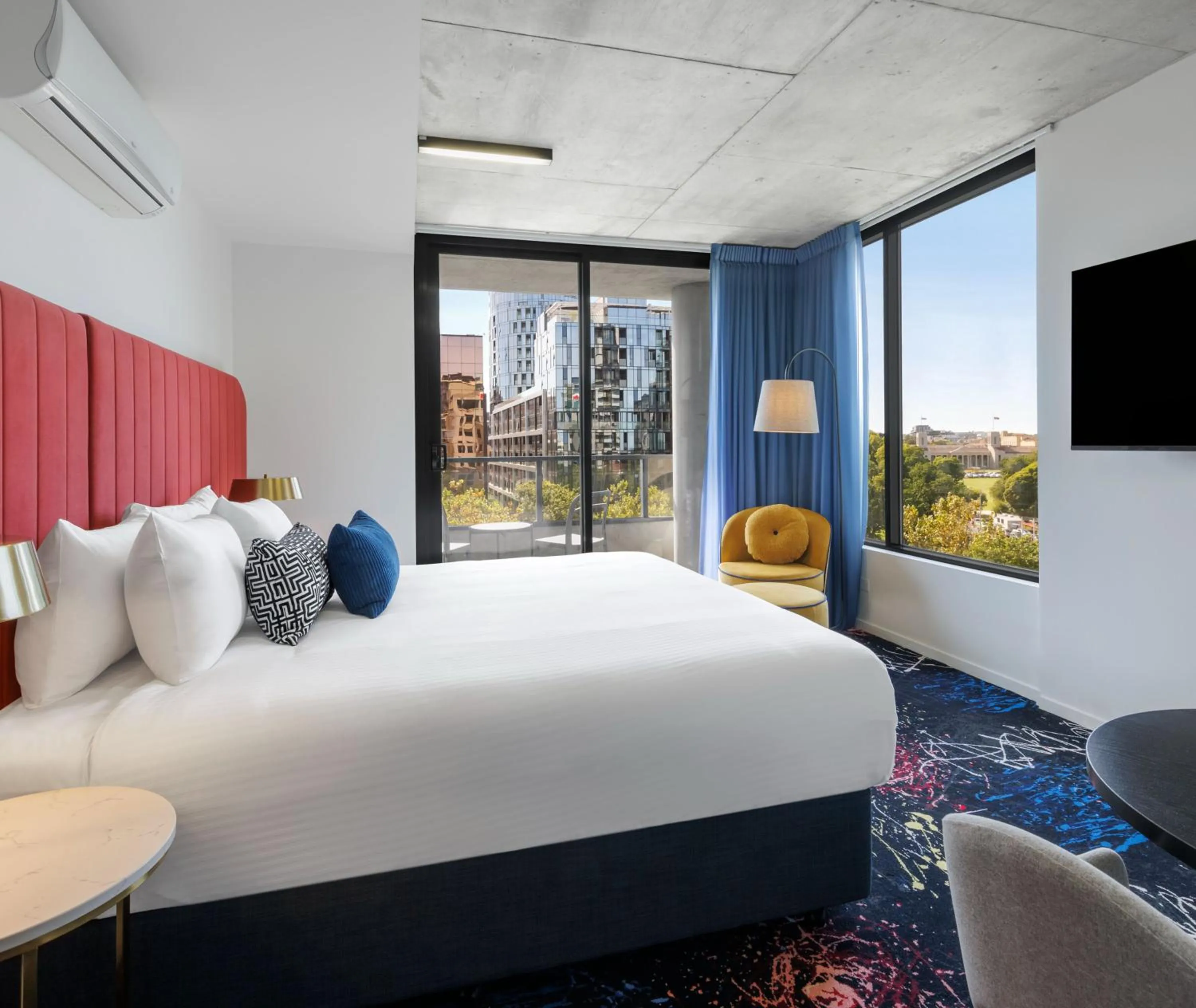 Bed in Oaks Melbourne St Kilda Road Hotel