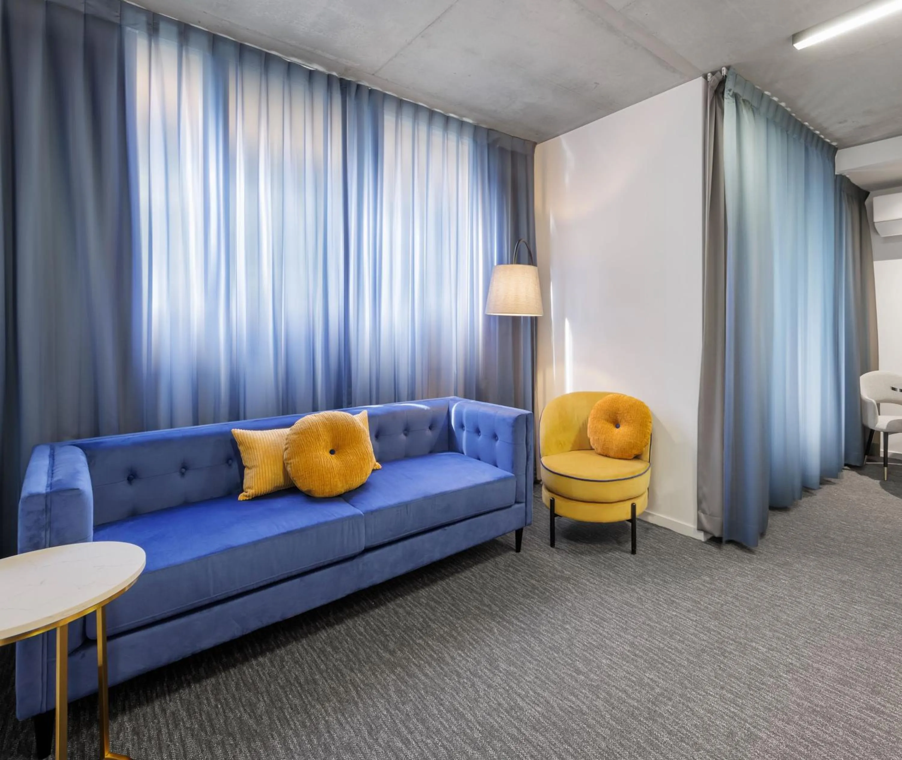 Seating area in Oaks Melbourne St Kilda Road Hotel