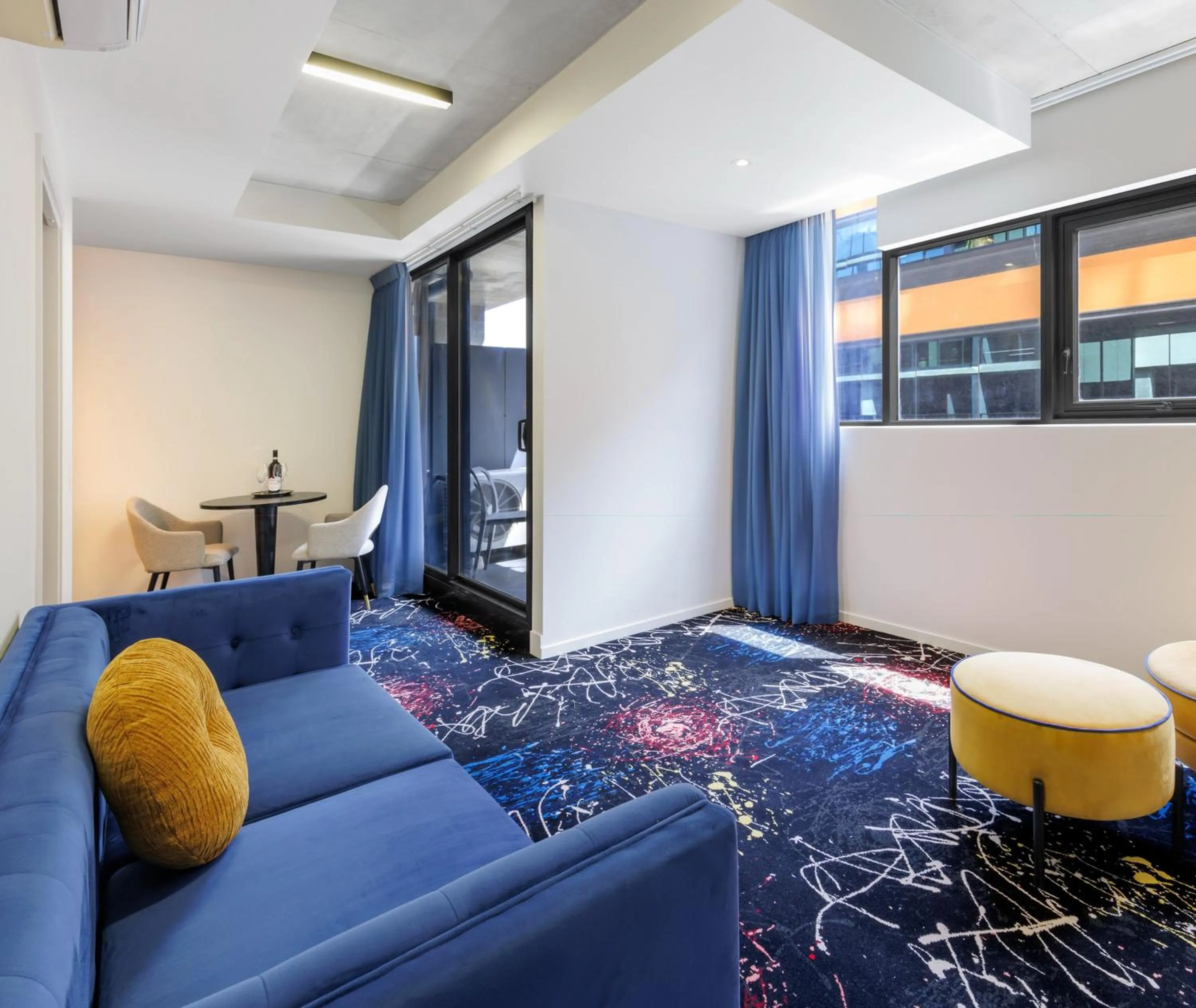 Seating area in Oaks Melbourne St Kilda Road Hotel