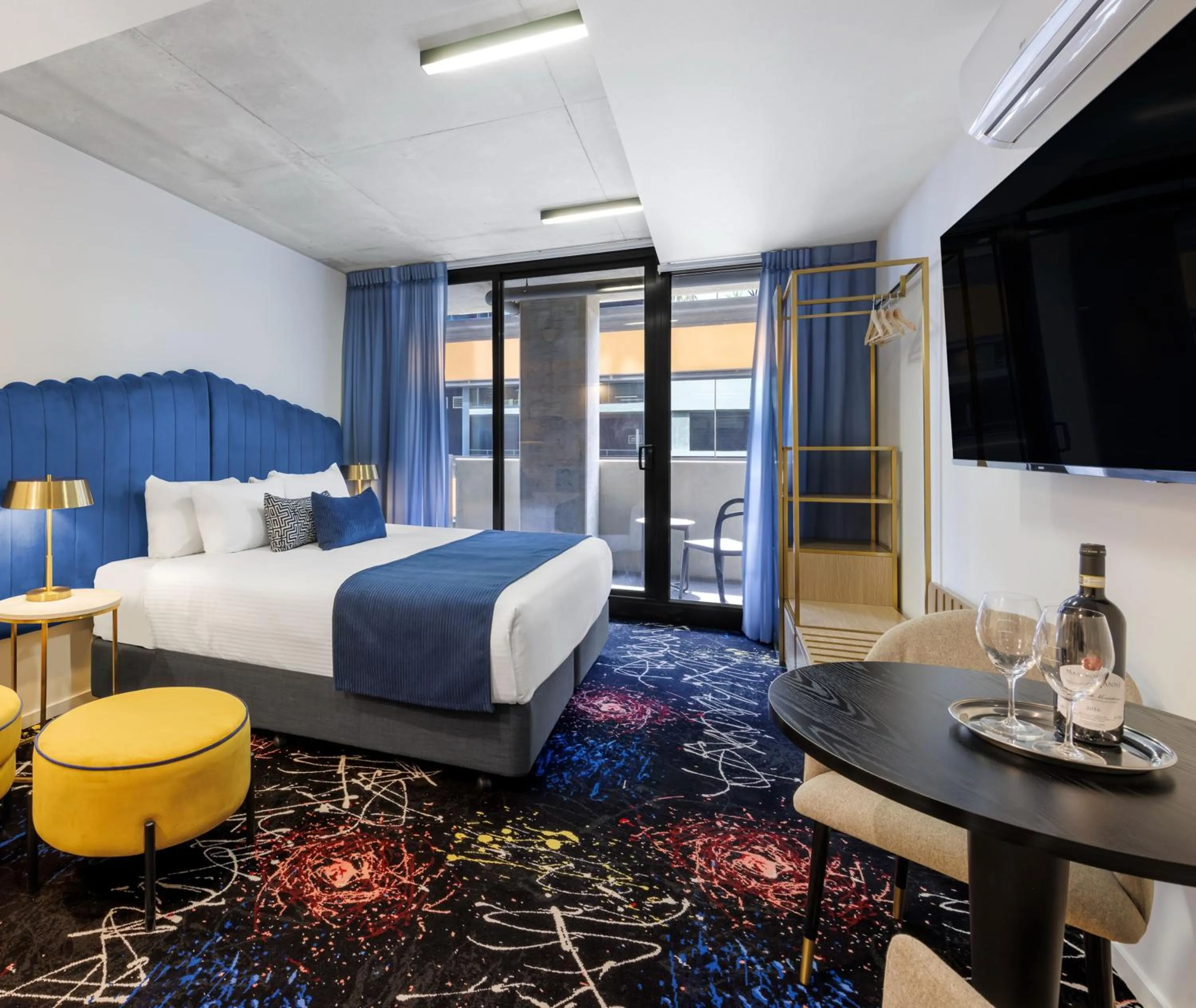 Bedroom, Bed in Oaks Melbourne St Kilda Road Hotel