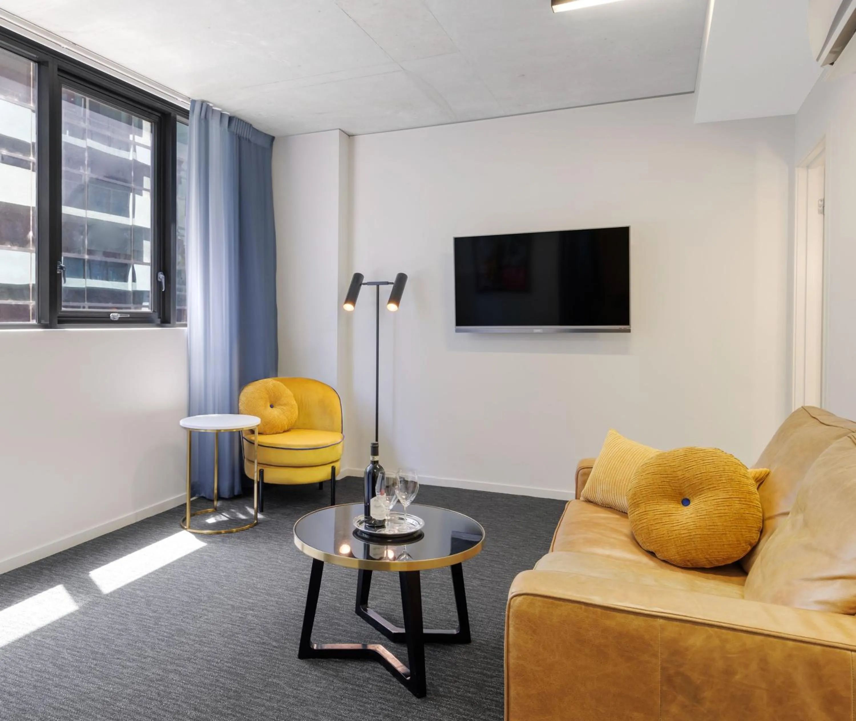 Seating area in Oaks Melbourne St Kilda Road Hotel