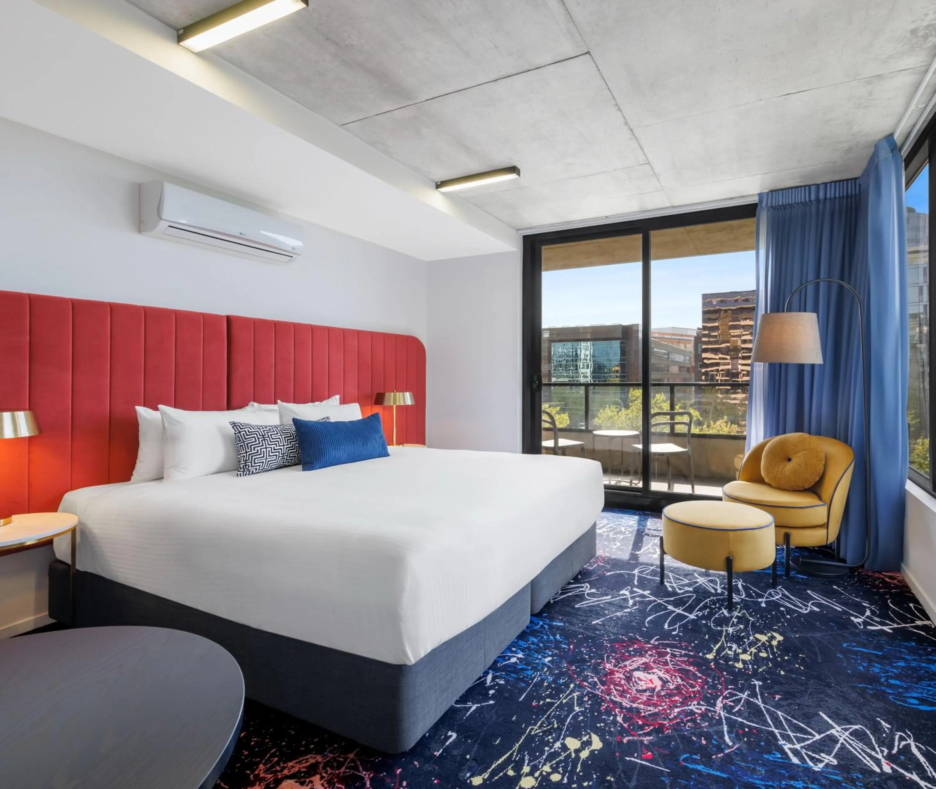 Bedroom, Bed in Oaks Melbourne St Kilda Road Hotel