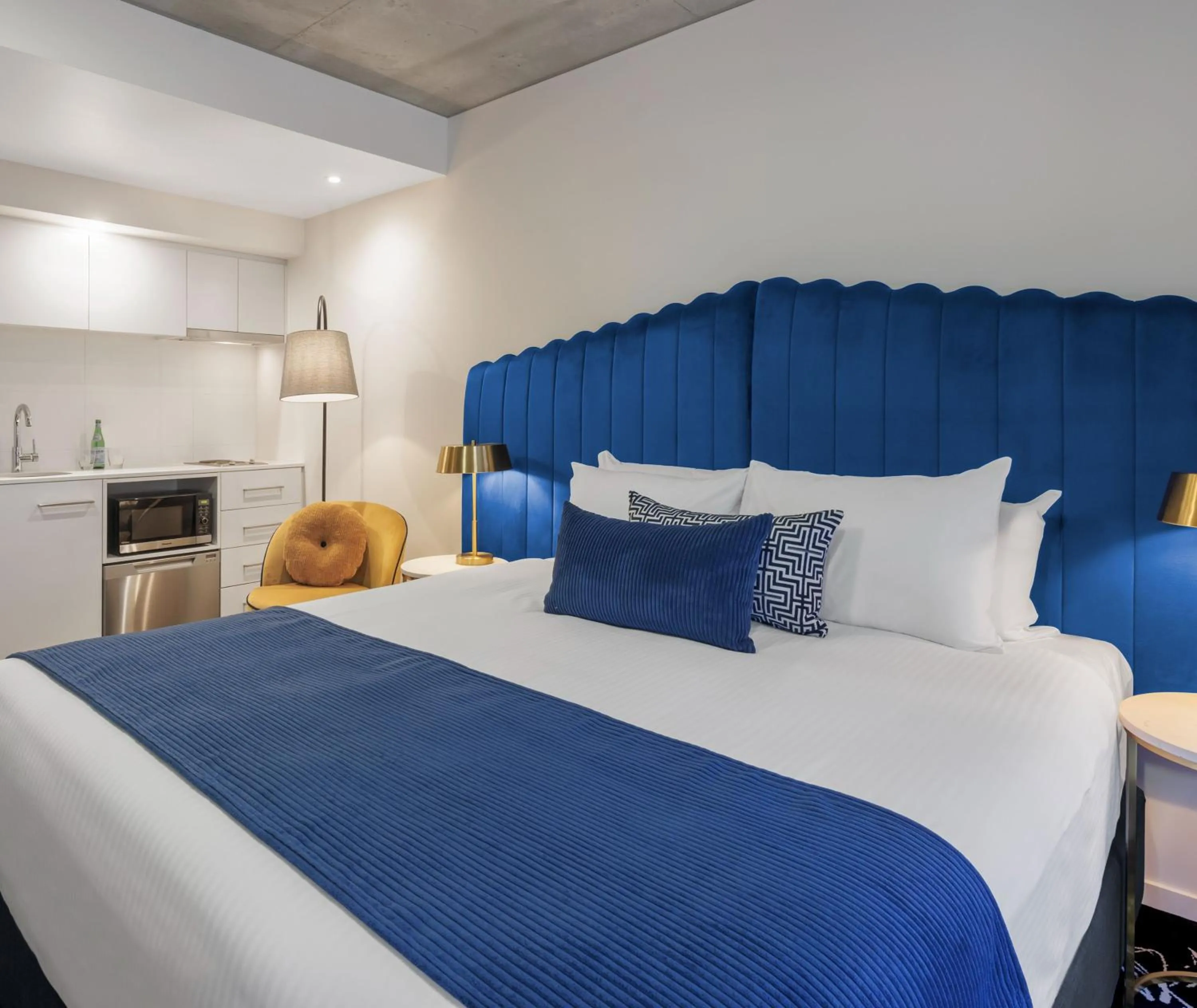 Bedroom, Bed in Oaks Melbourne St Kilda Road Hotel