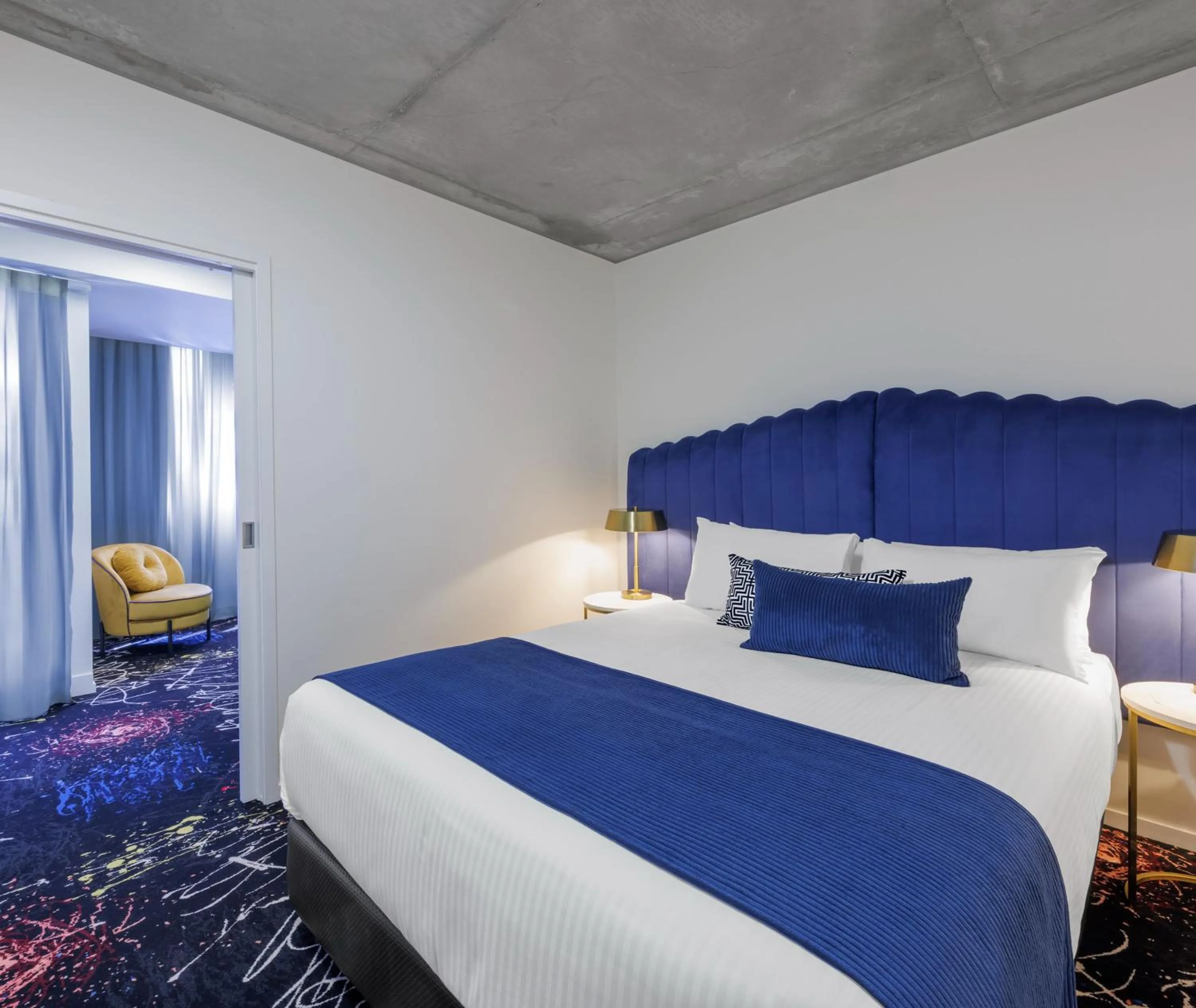 Bed in Oaks Melbourne St Kilda Road Hotel