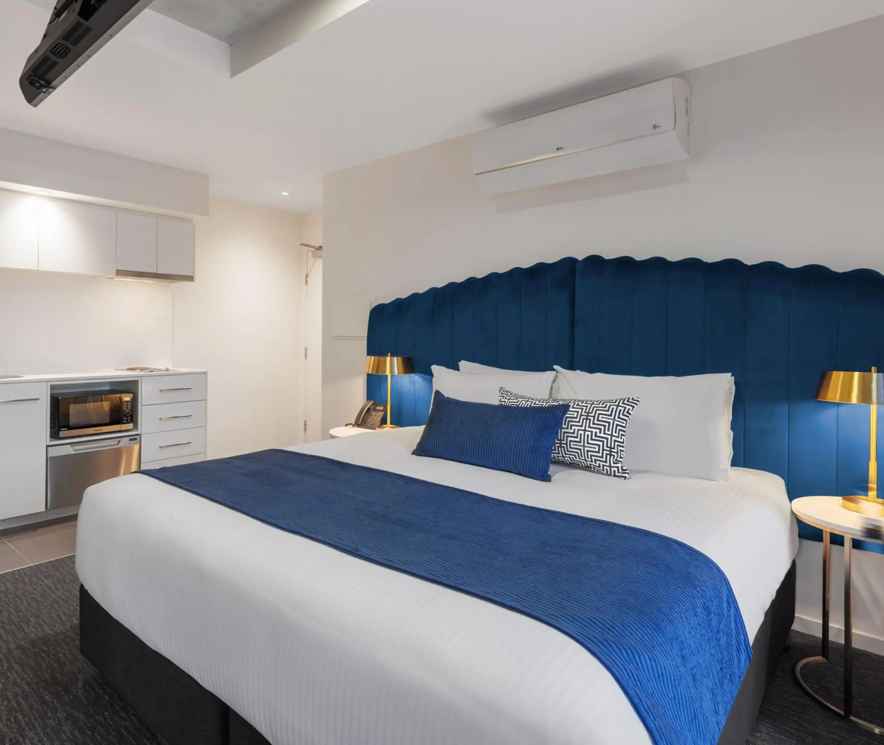 Bed in Oaks Melbourne St Kilda Road Hotel Bed in Oaks Melbourne St Kilda Road Hotel