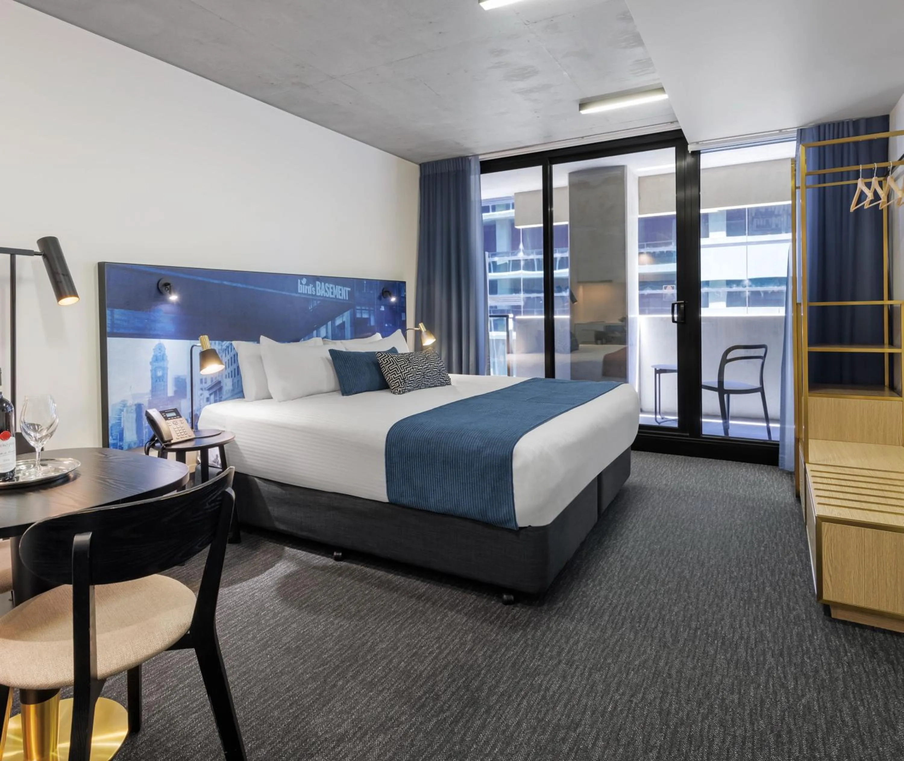 Bed in Oaks Melbourne St Kilda Road Hotel