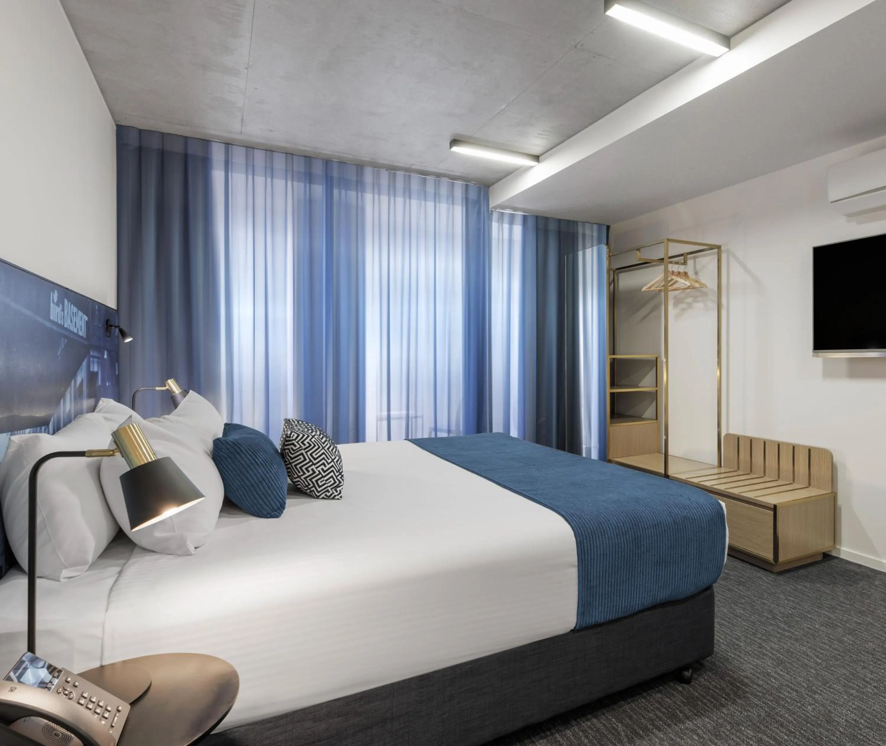 Bed in Oaks Melbourne St Kilda Road Hotel