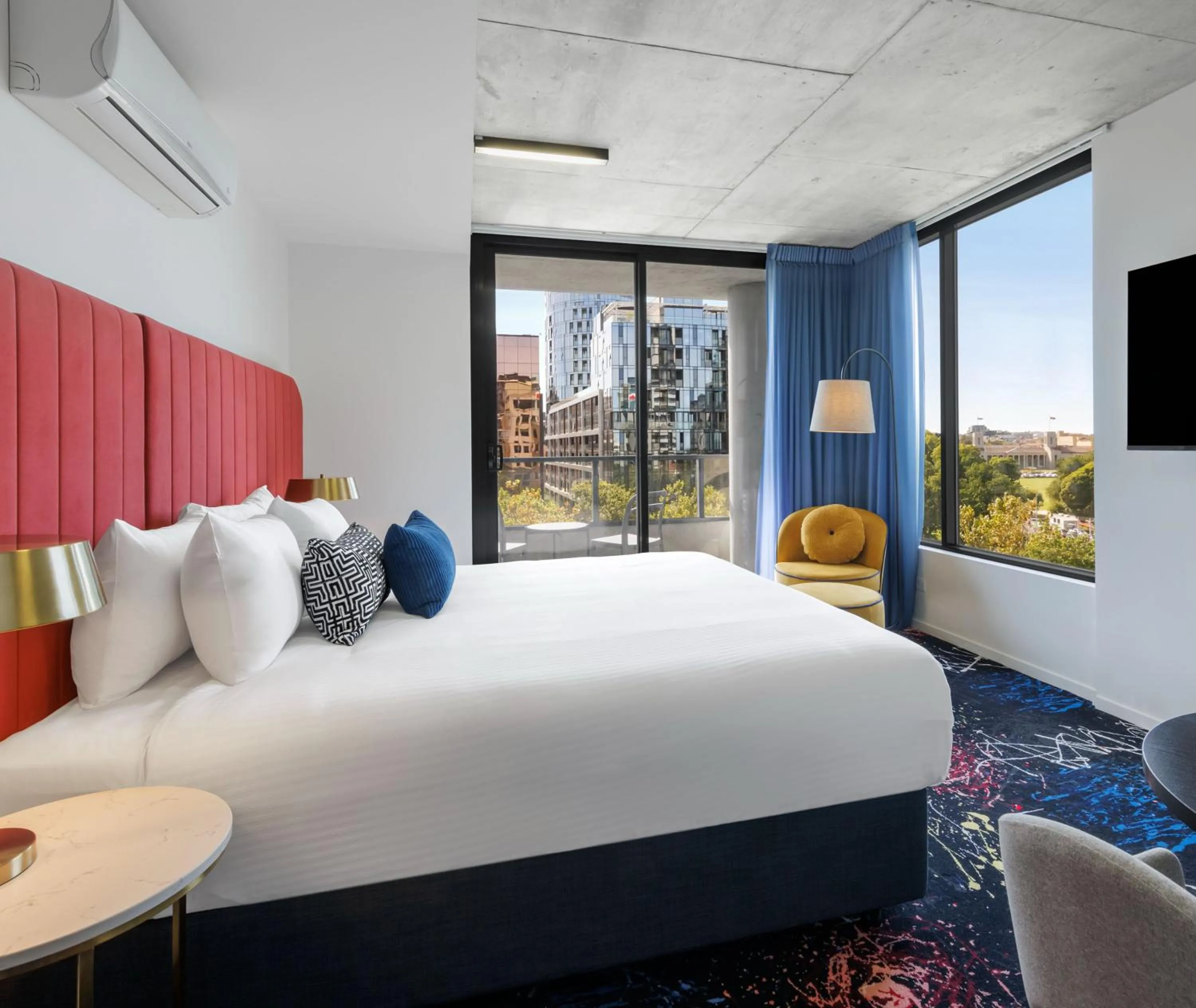 Bed in Oaks Melbourne St Kilda Road Hotel