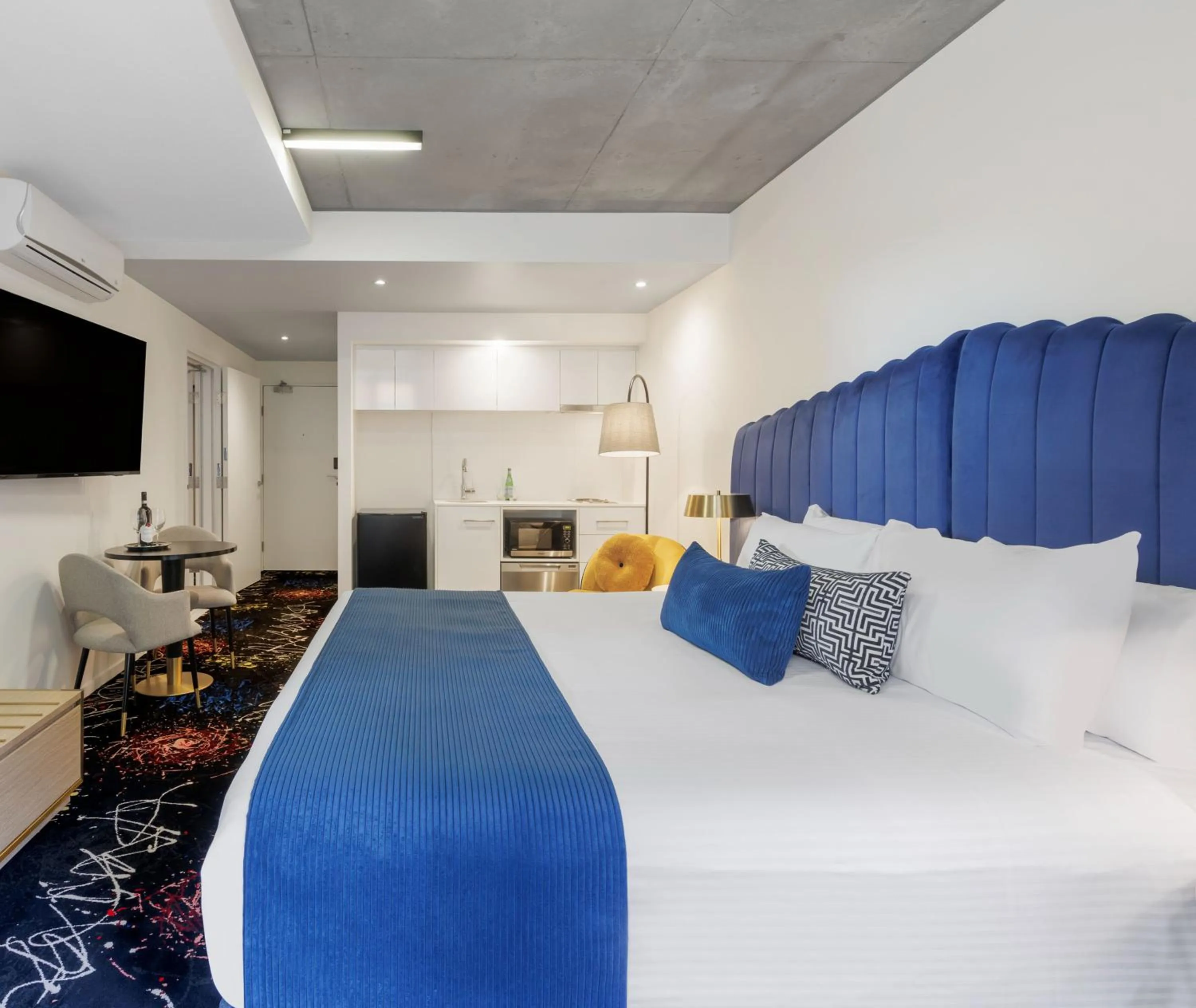 Bed in Oaks Melbourne St Kilda Road Hotel