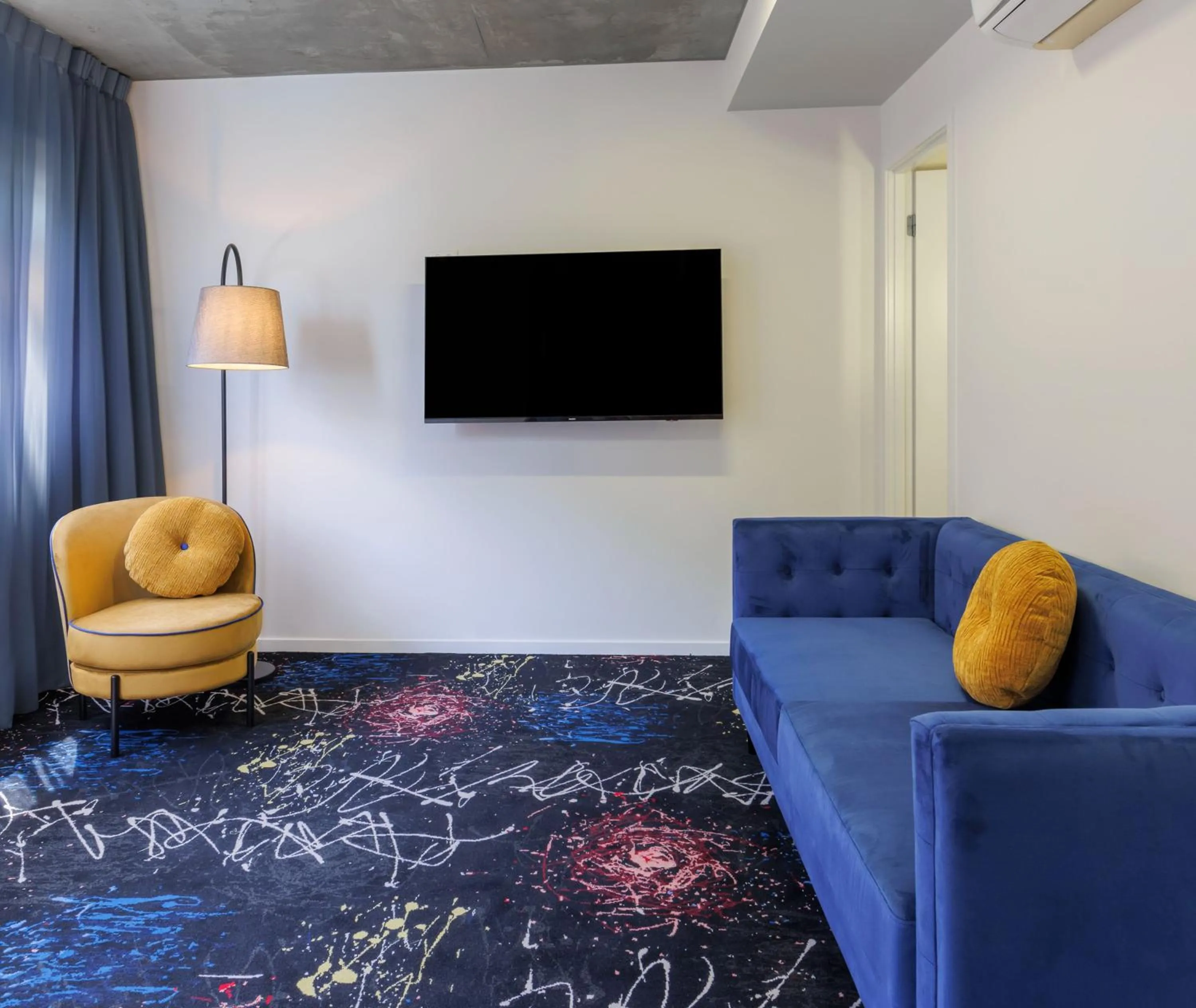 Seating area in Oaks Melbourne St Kilda Road Hotel