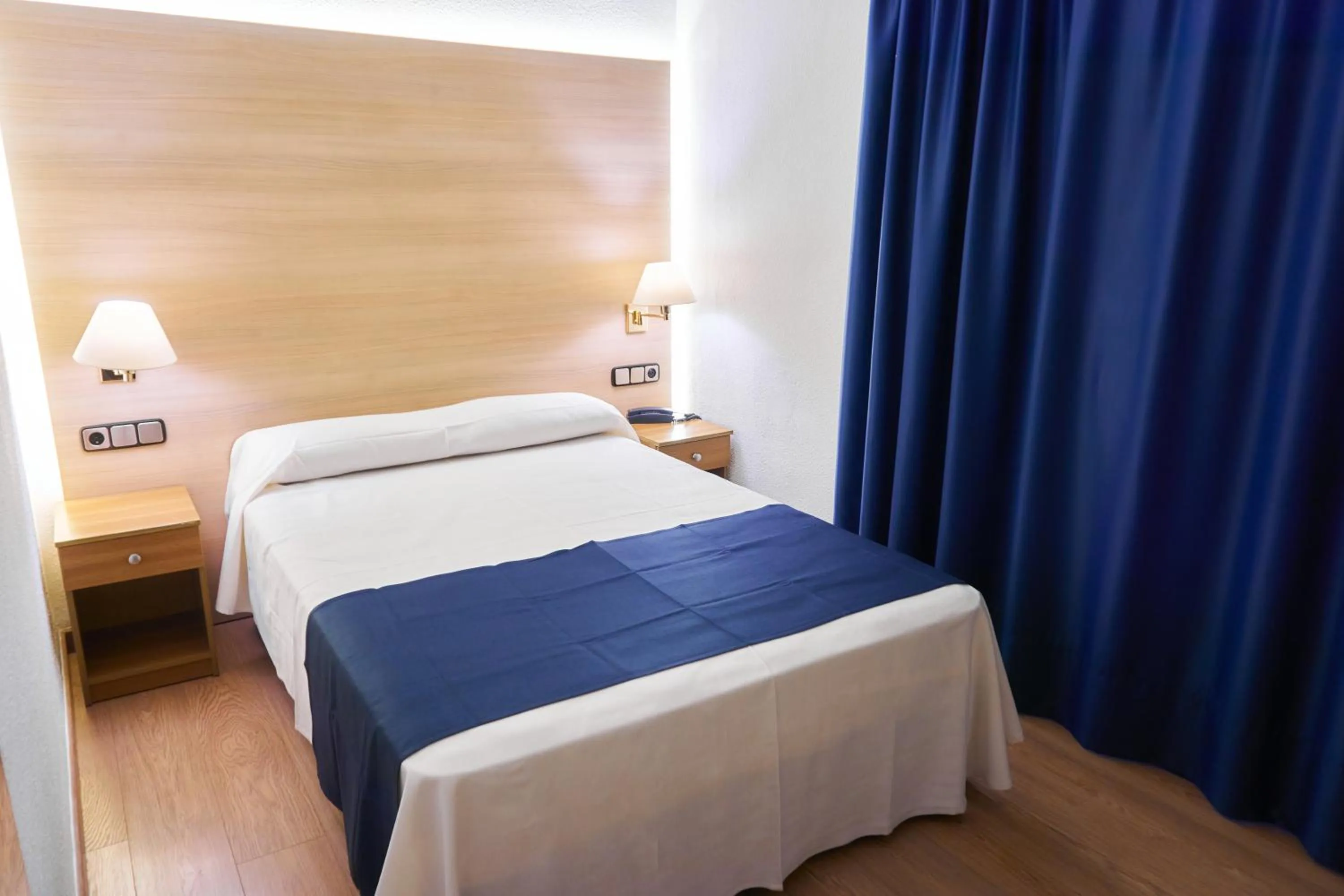 Bedroom, Bed in Nautilus Hotel