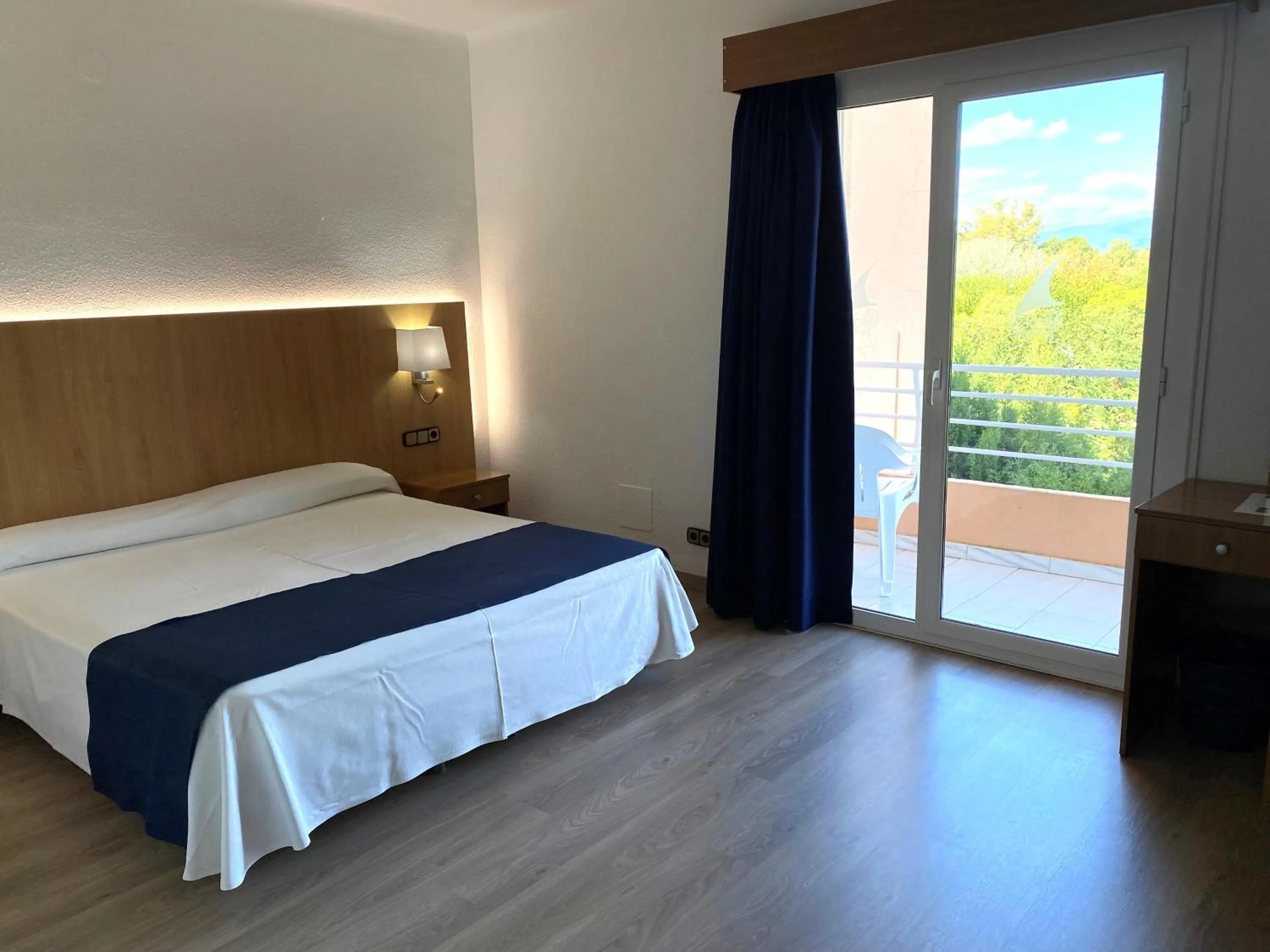 Photo of the whole room, Bed in Nautilus Hotel