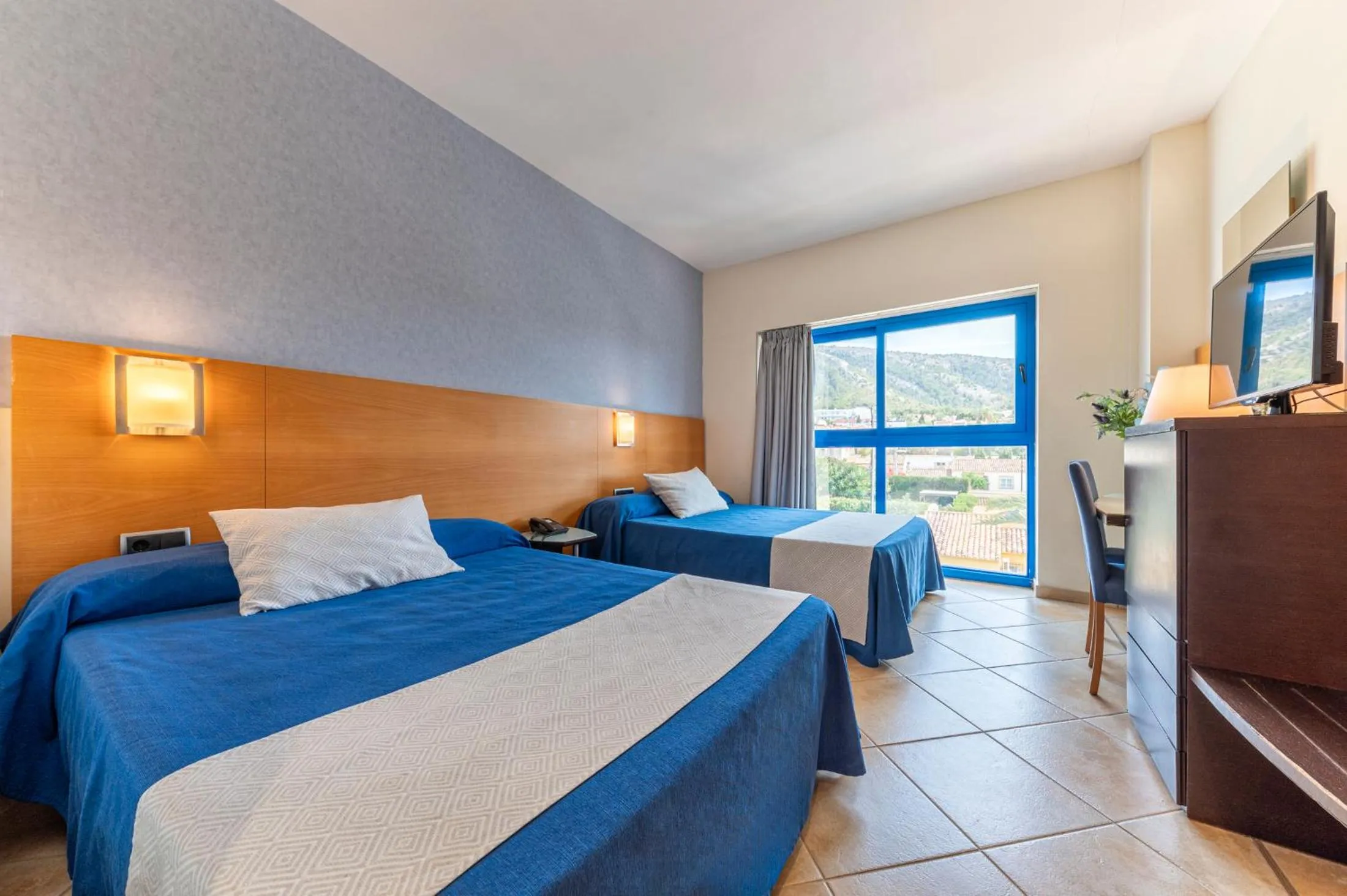 Photo of the whole room, Bed in Hotel Rober Palas