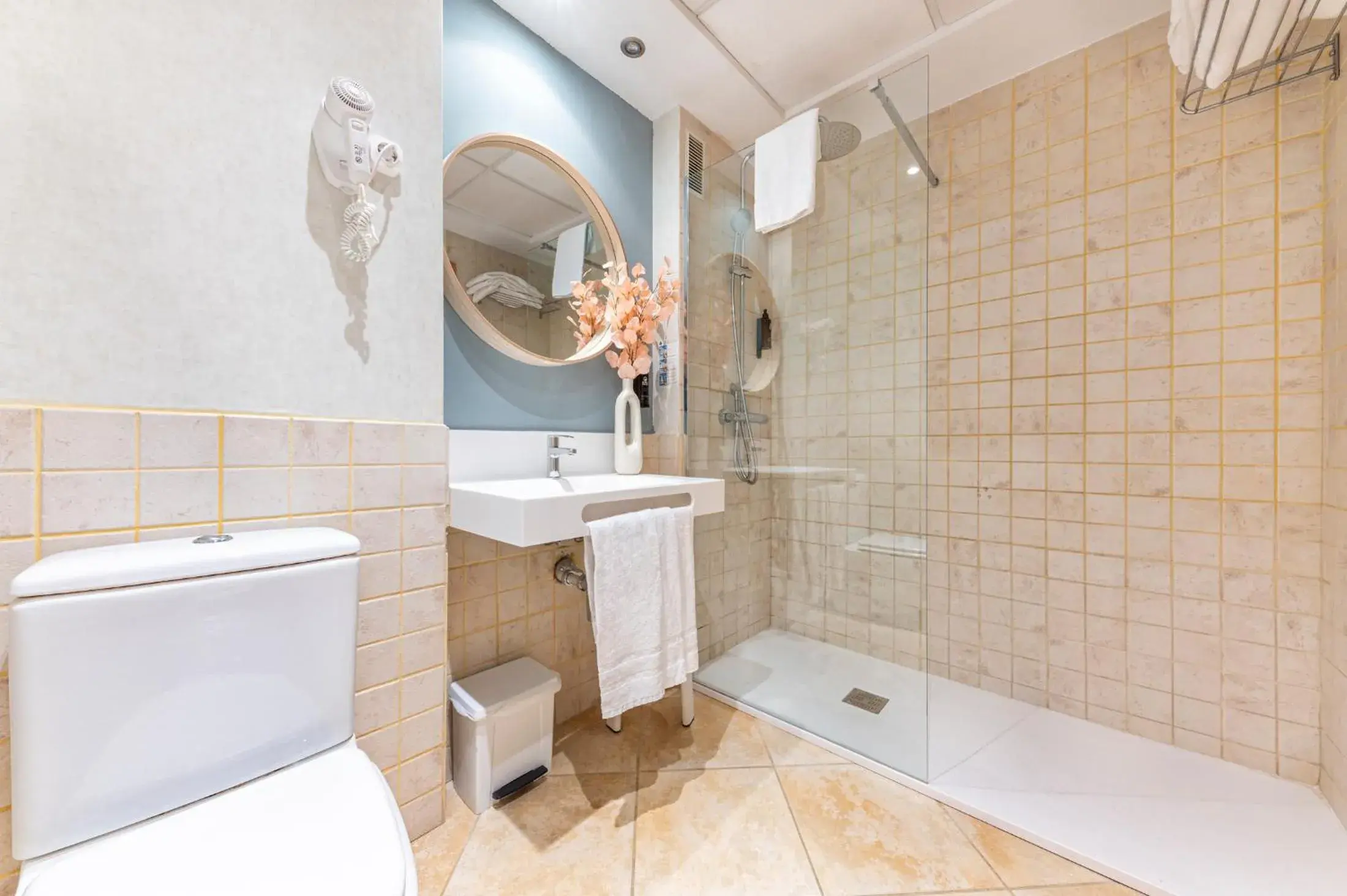 Bathroom in Hotel Rober Palas Bathroom in Hotel Rober Palas