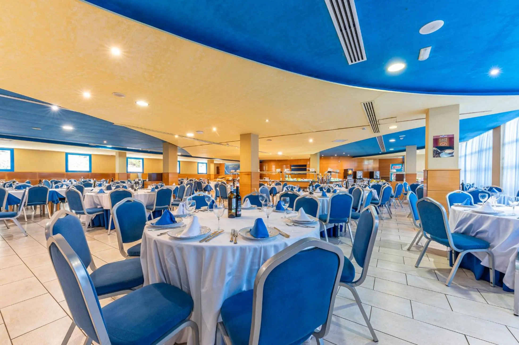 Restaurant/places to eat in Hotel Rober Palas