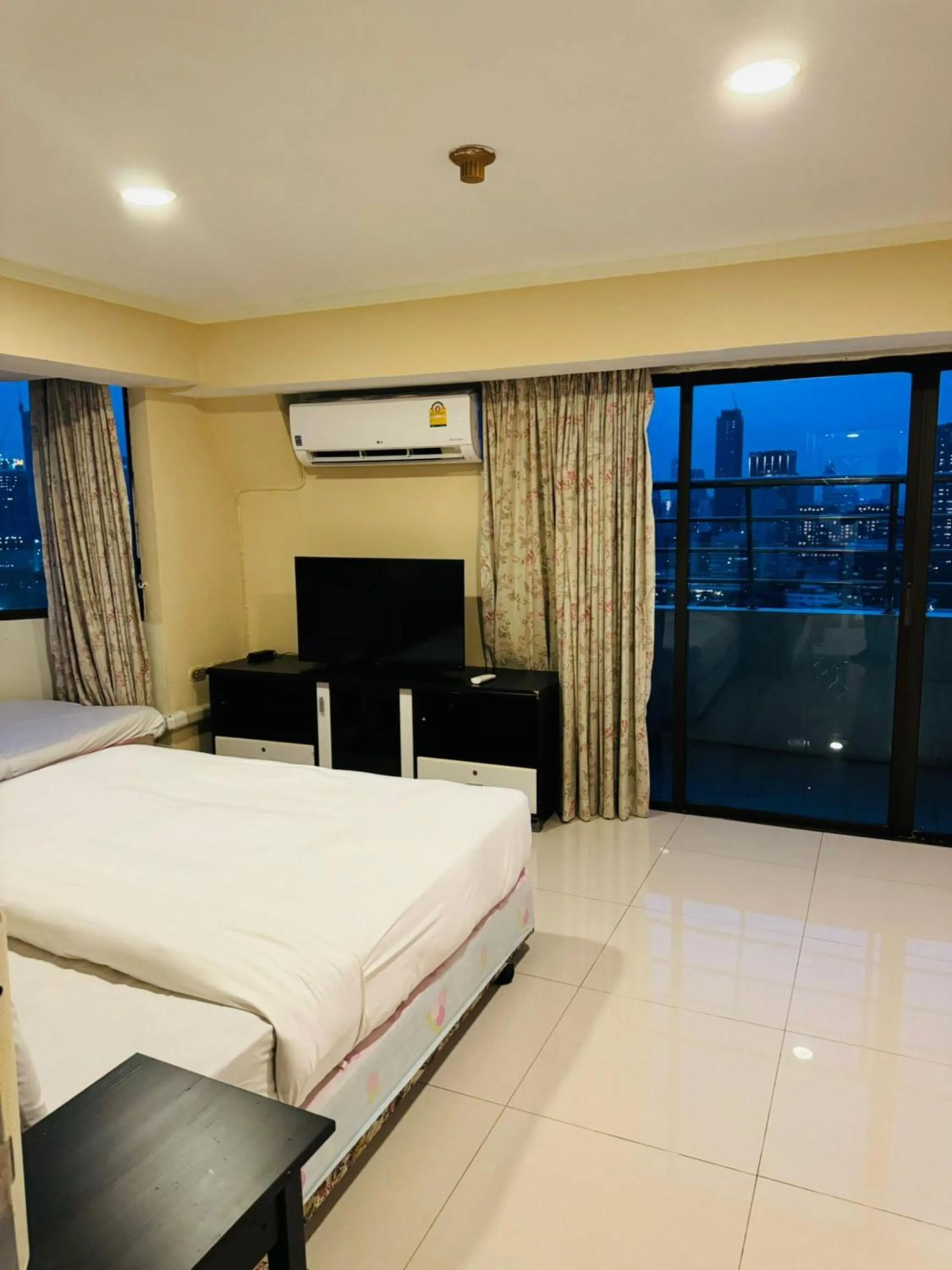 Balcony/Terrace, Bed in Omni Tower Direct Rooms - Apartments, Sukhumvit Soi 4