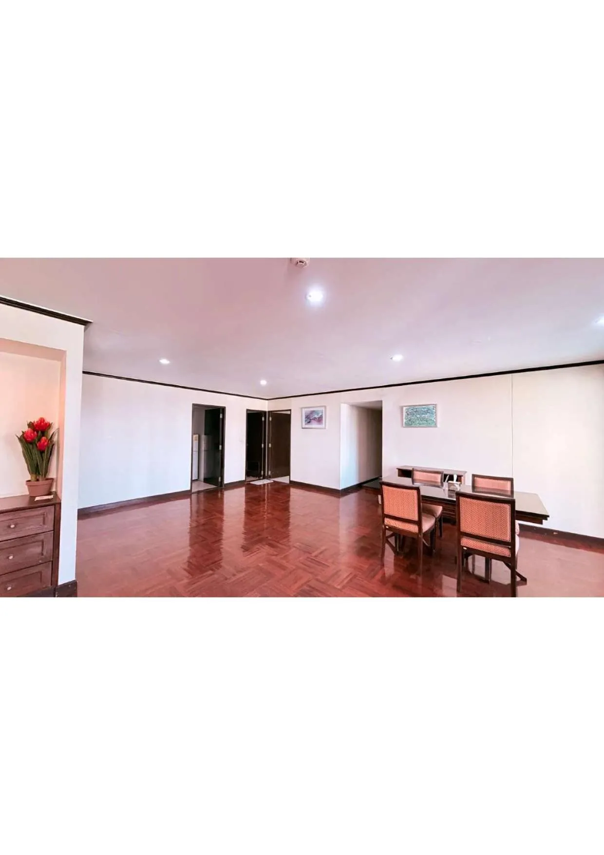 Dining area in Omni Tower Direct Rooms - Apartments, Sukhumvit Soi 4