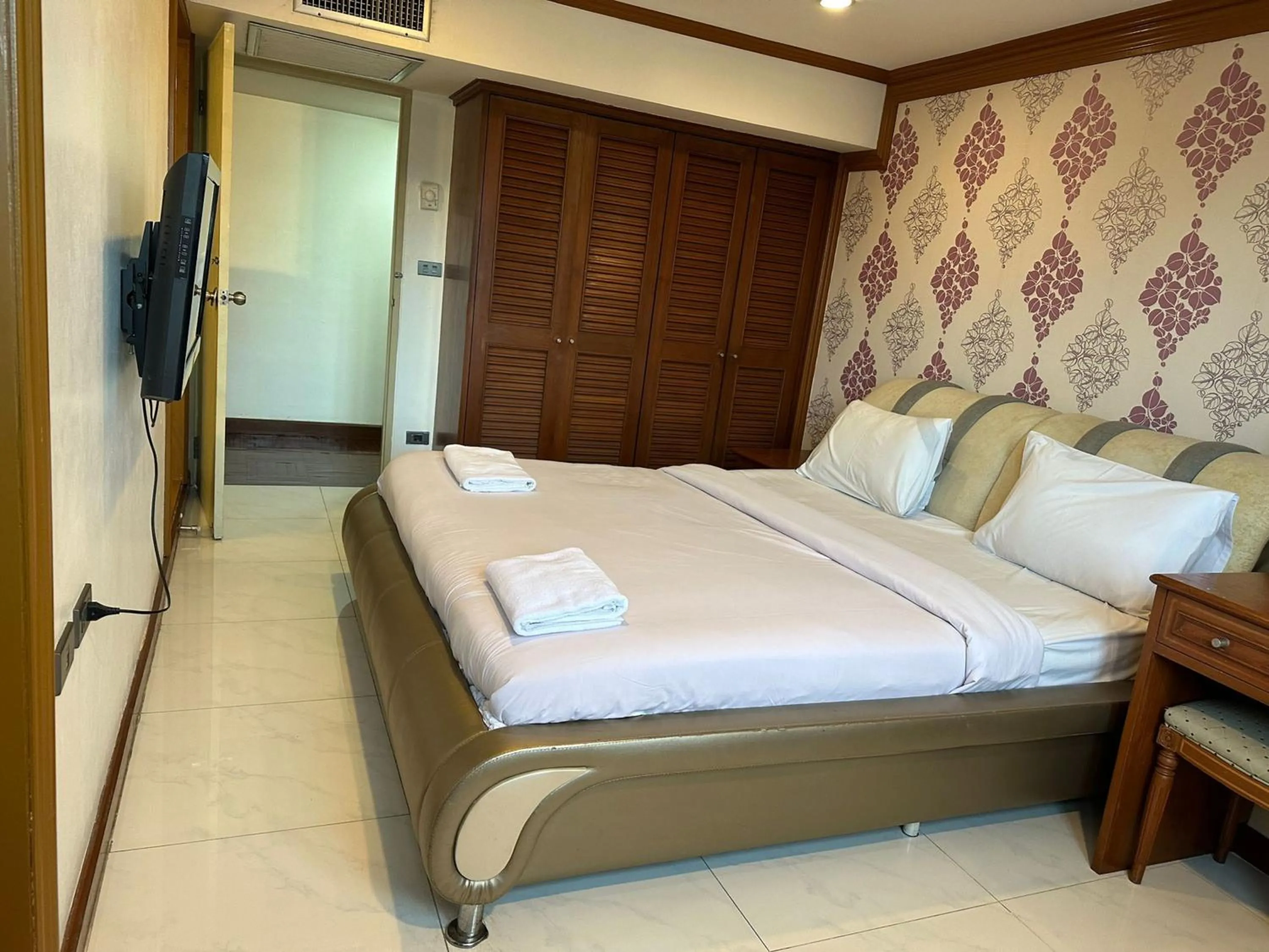 Bedroom, Bed in Omni Tower Direct Rooms - Apartments, Sukhumvit Soi 4