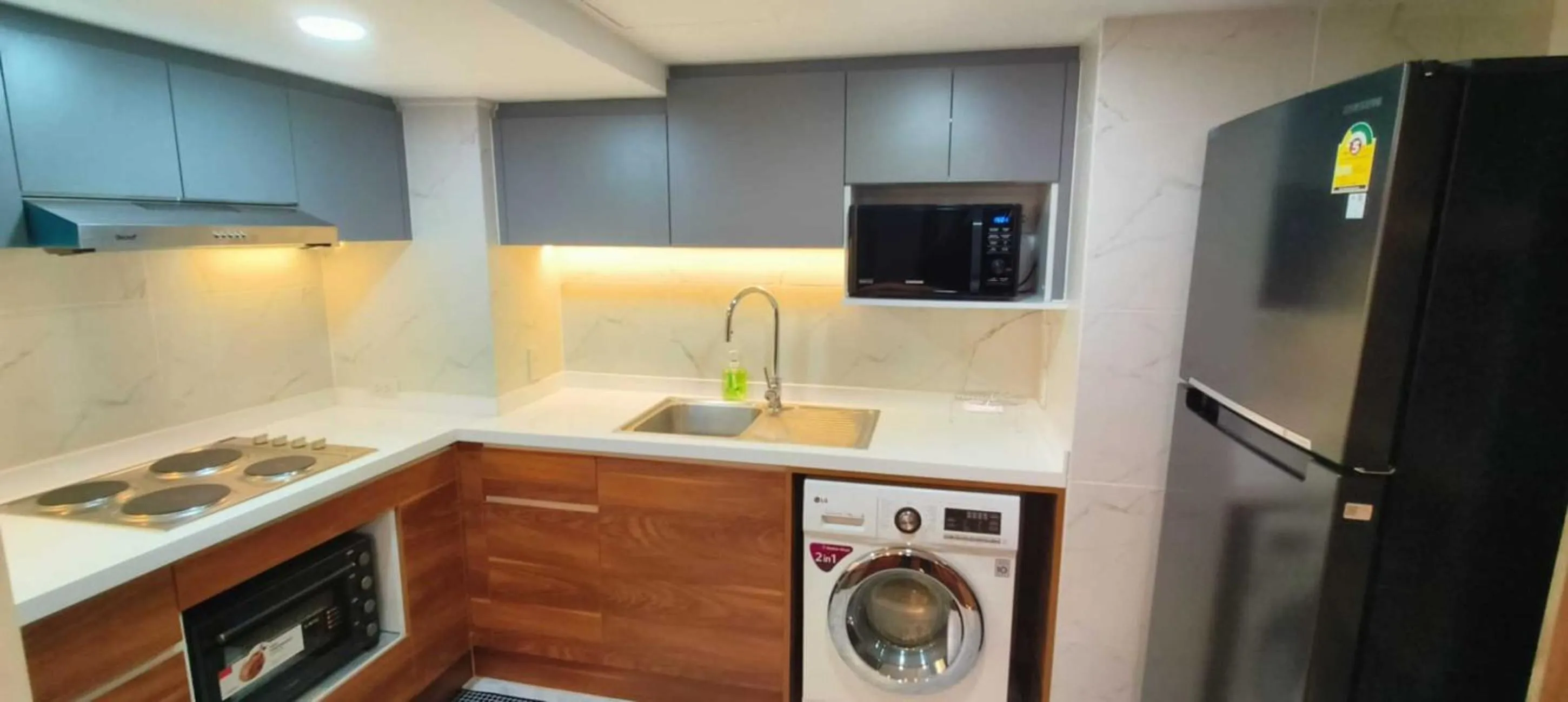 Kitchen or kitchenette in Omni Tower Direct Rooms - Apartments, Sukhumvit Soi 4