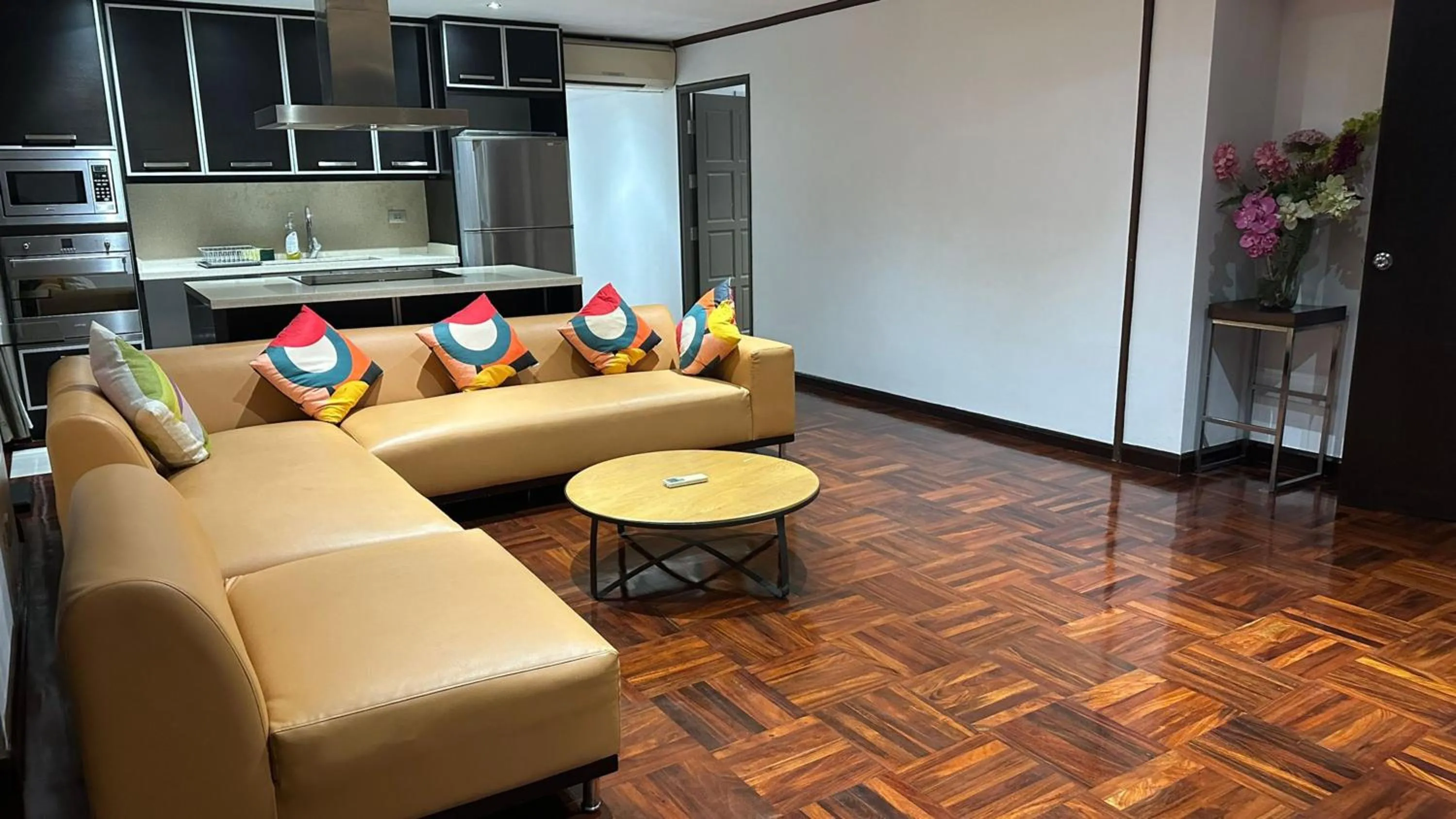 Living room in Omni Tower Direct Rooms - Apartments, Sukhumvit Soi 4