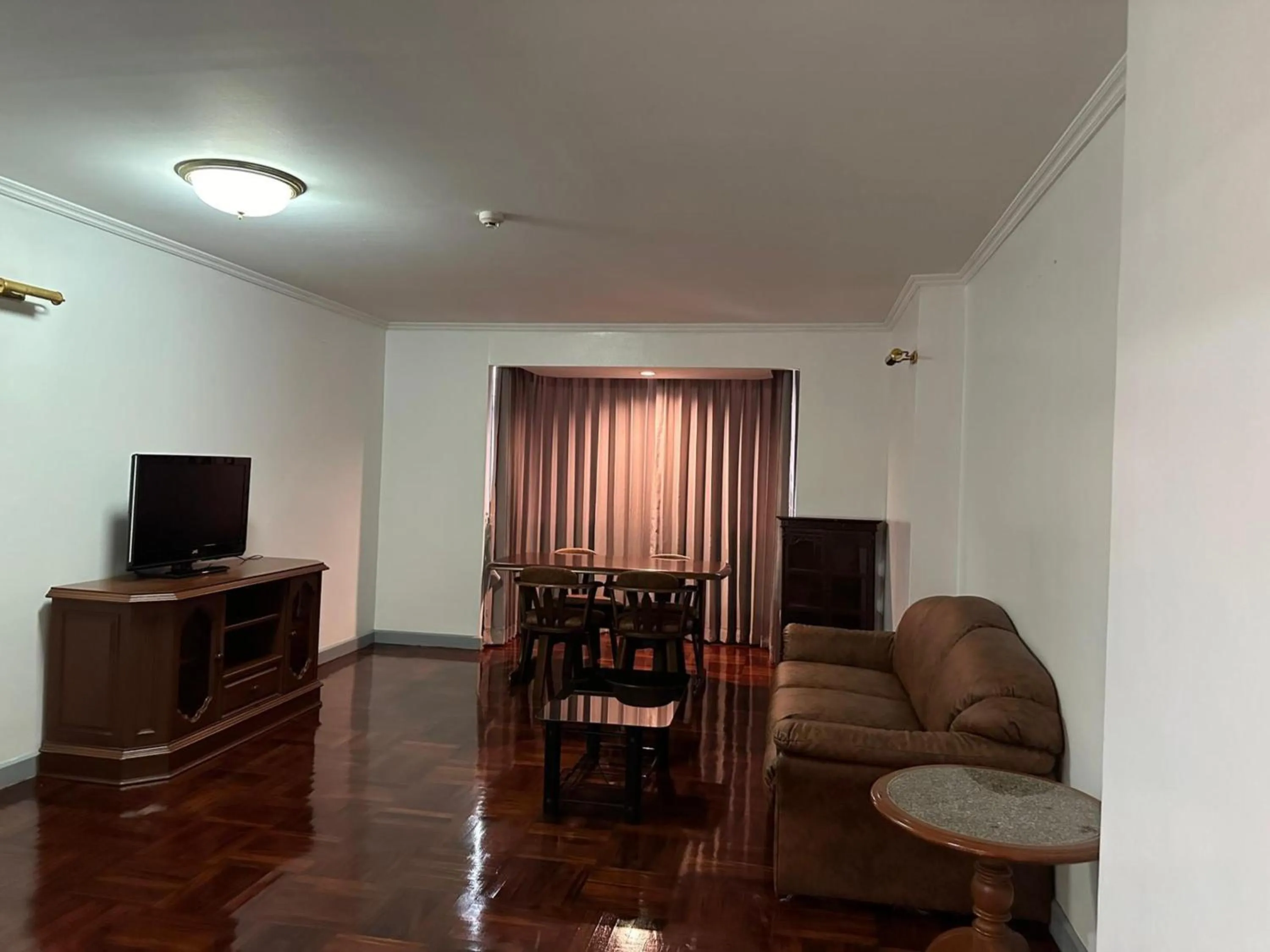 Living room in Omni Tower Direct Rooms - Apartments, Sukhumvit Soi 4