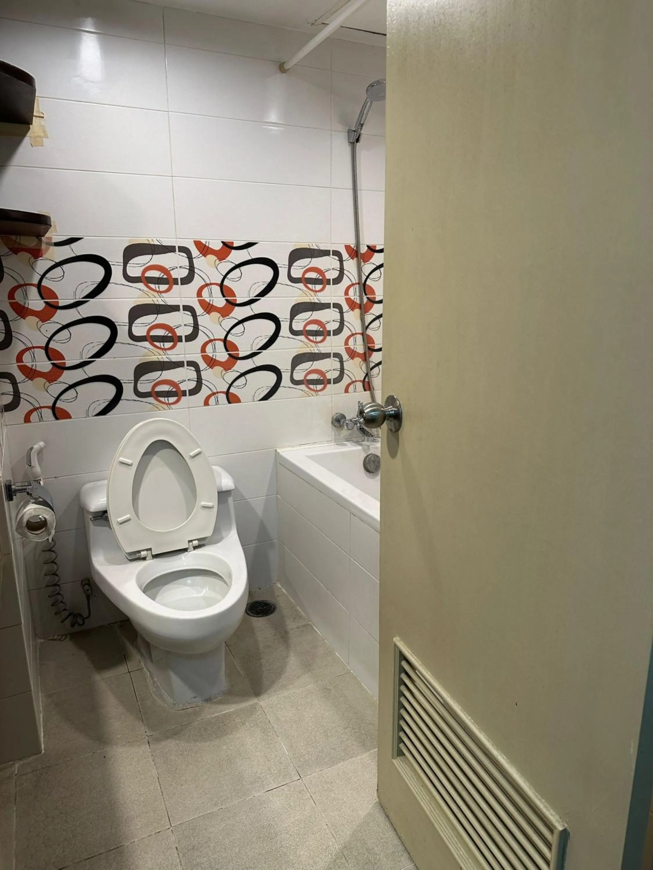 Bathroom in Omni Tower Direct Rooms - Apartments, Sukhumvit Soi 4