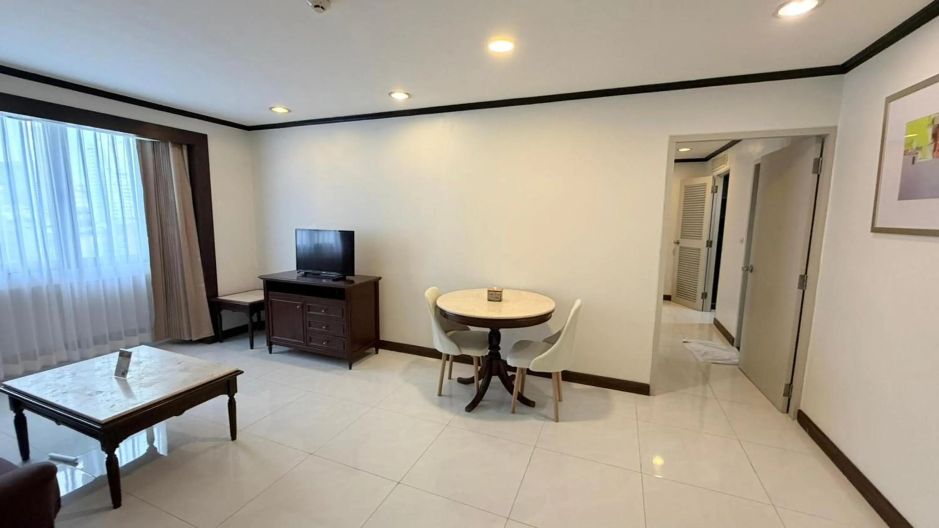 Dining area in Omni Tower Direct Rooms - Apartments, Sukhumvit Soi 4