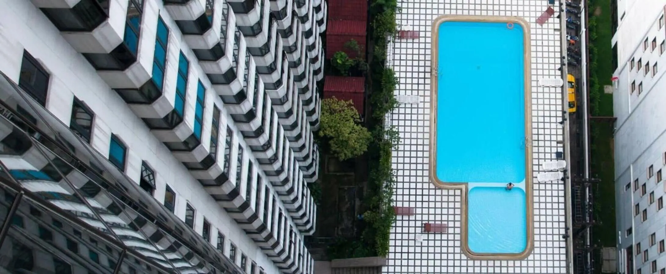 Pool view in Omni Tower Direct Rooms - Apartments, Sukhumvit Soi 4