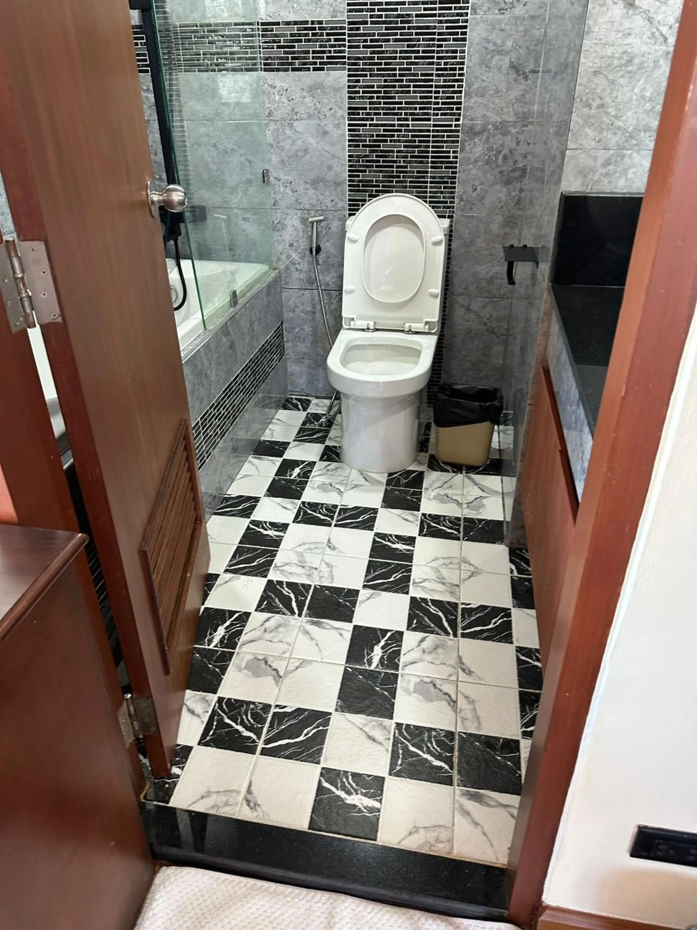Bathroom in Omni Tower Direct Rooms - Apartments, Sukhumvit Soi 4
