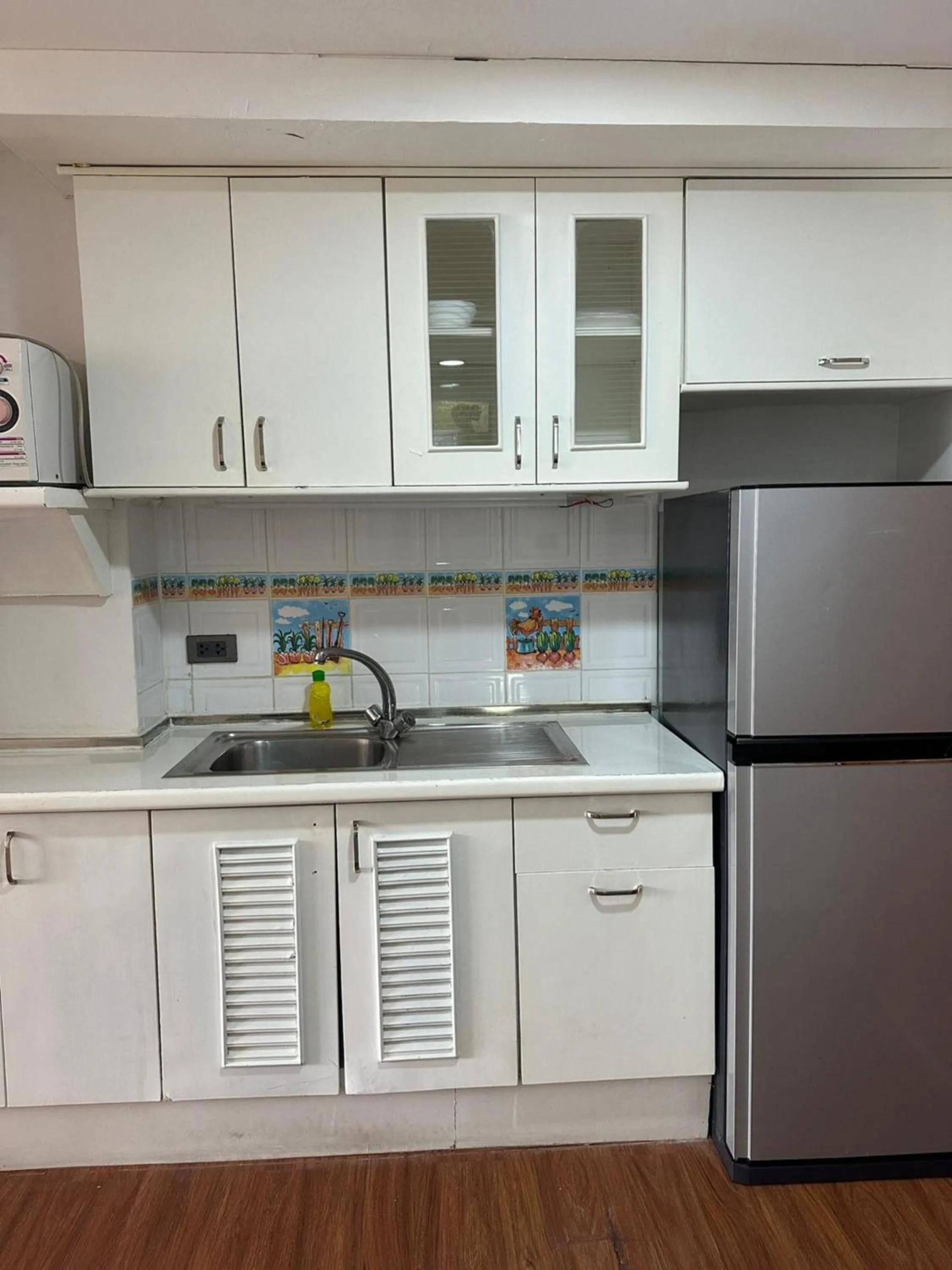 microwave in Omni Tower Direct Rooms - Apartments, Sukhumvit Soi 4