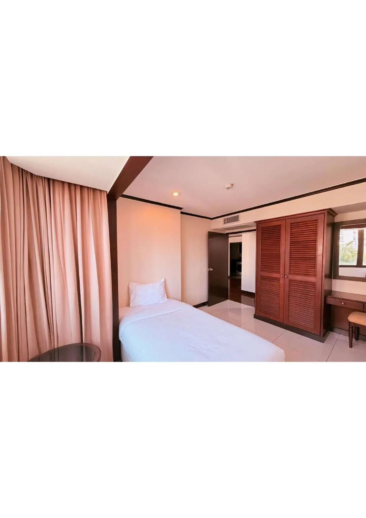 Bed in Omni Tower Direct Rooms - Apartments, Sukhumvit Soi 4