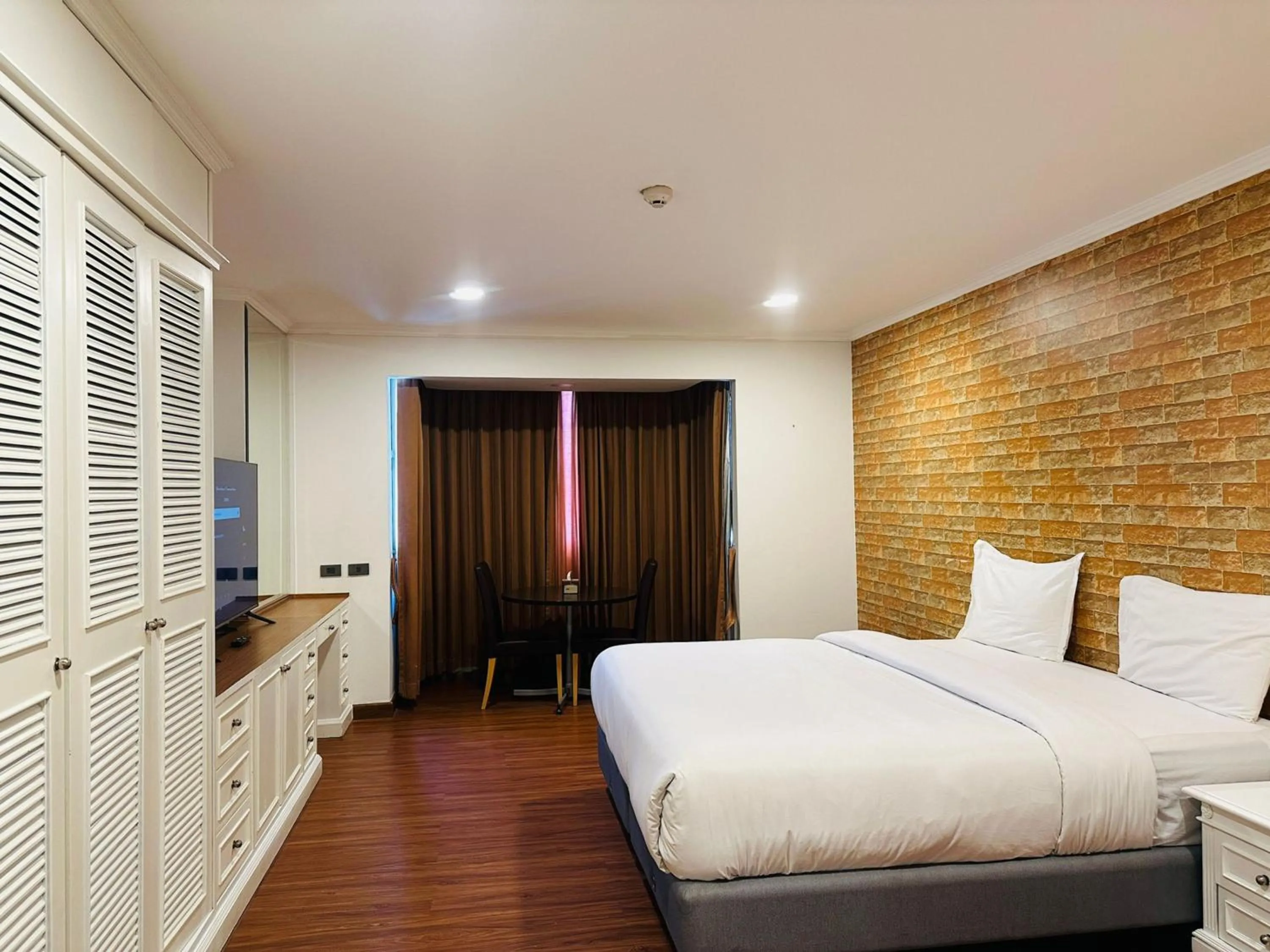 Bedroom, Bed in Omni Tower Direct Rooms - Apartments, Sukhumvit Soi 4