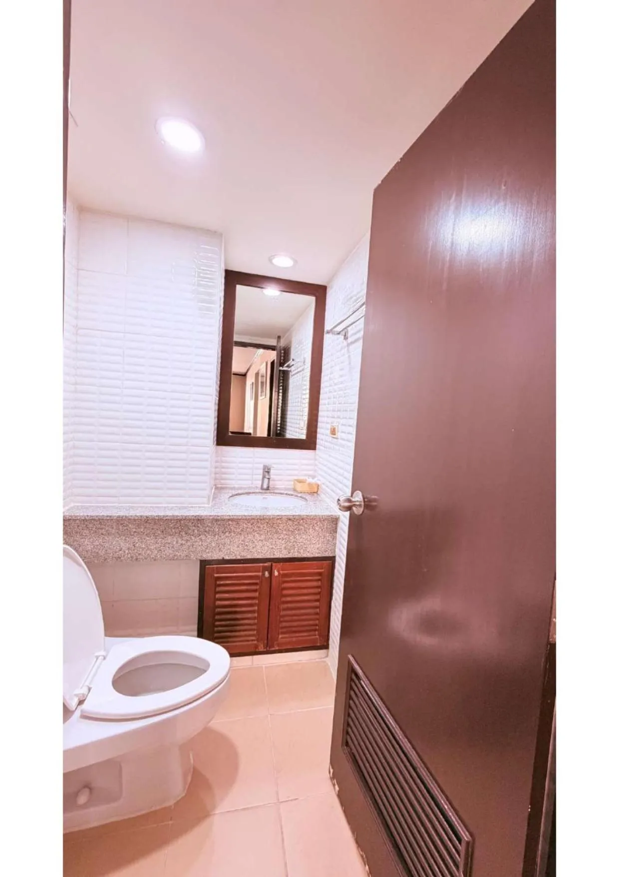 Bathroom in Omni Tower Direct Rooms - Apartments, Sukhumvit Soi 4