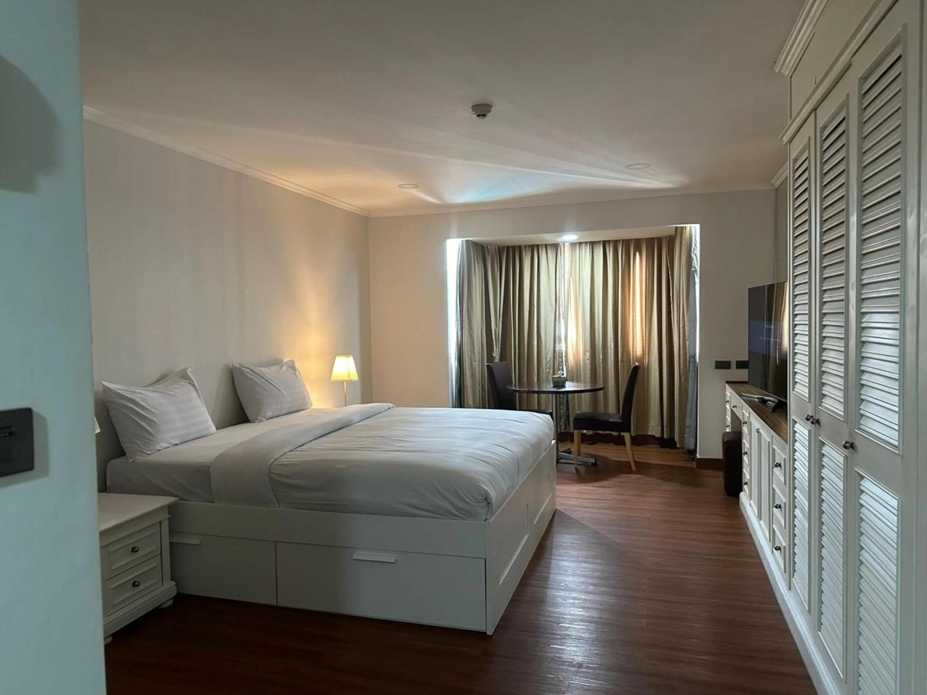 Bedroom, Bed in Omni Tower Direct Rooms - Apartments, Sukhumvit Soi 4