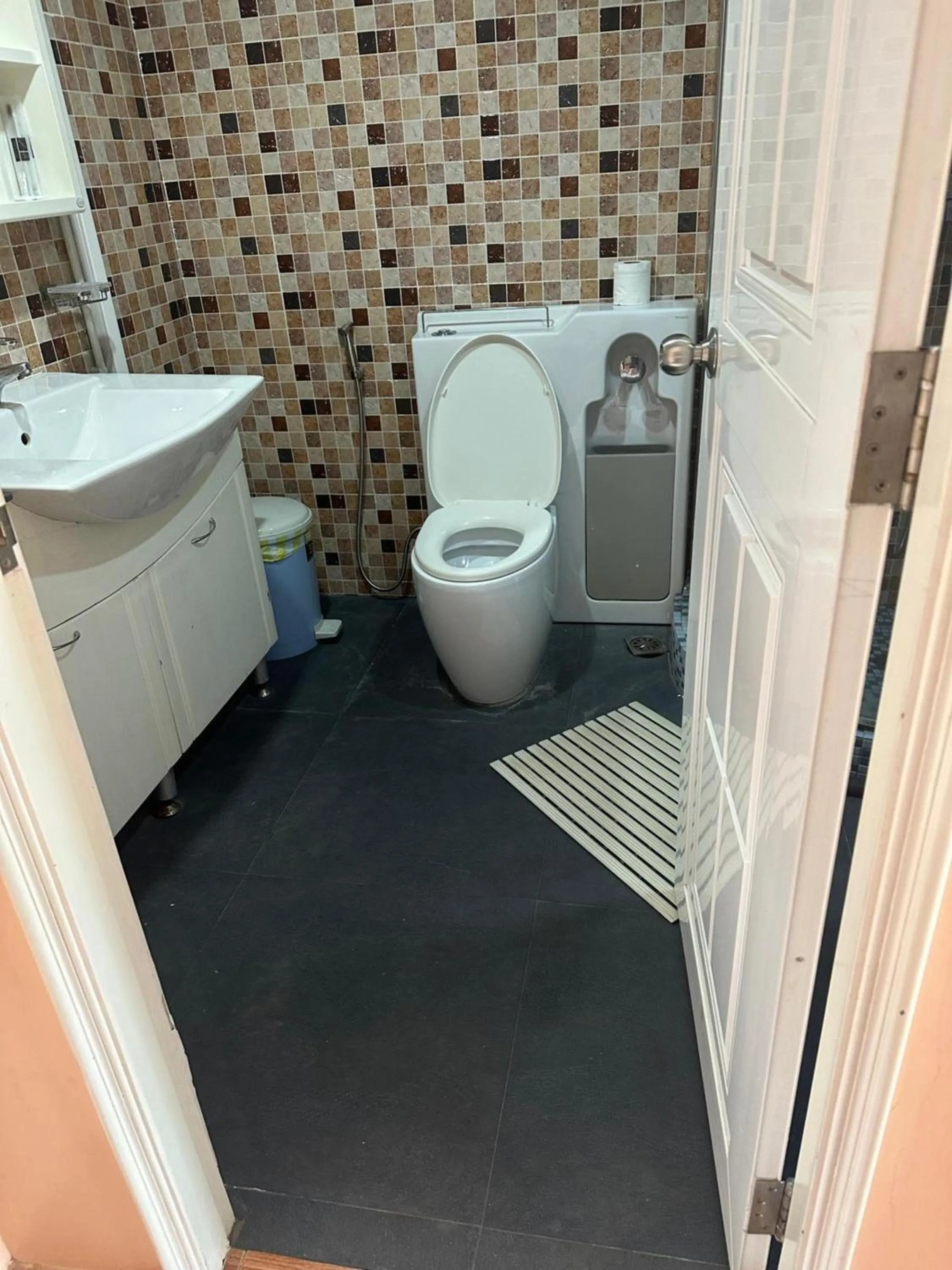 Toilet in Omni Tower Direct Rooms - Apartments, Sukhumvit Soi 4