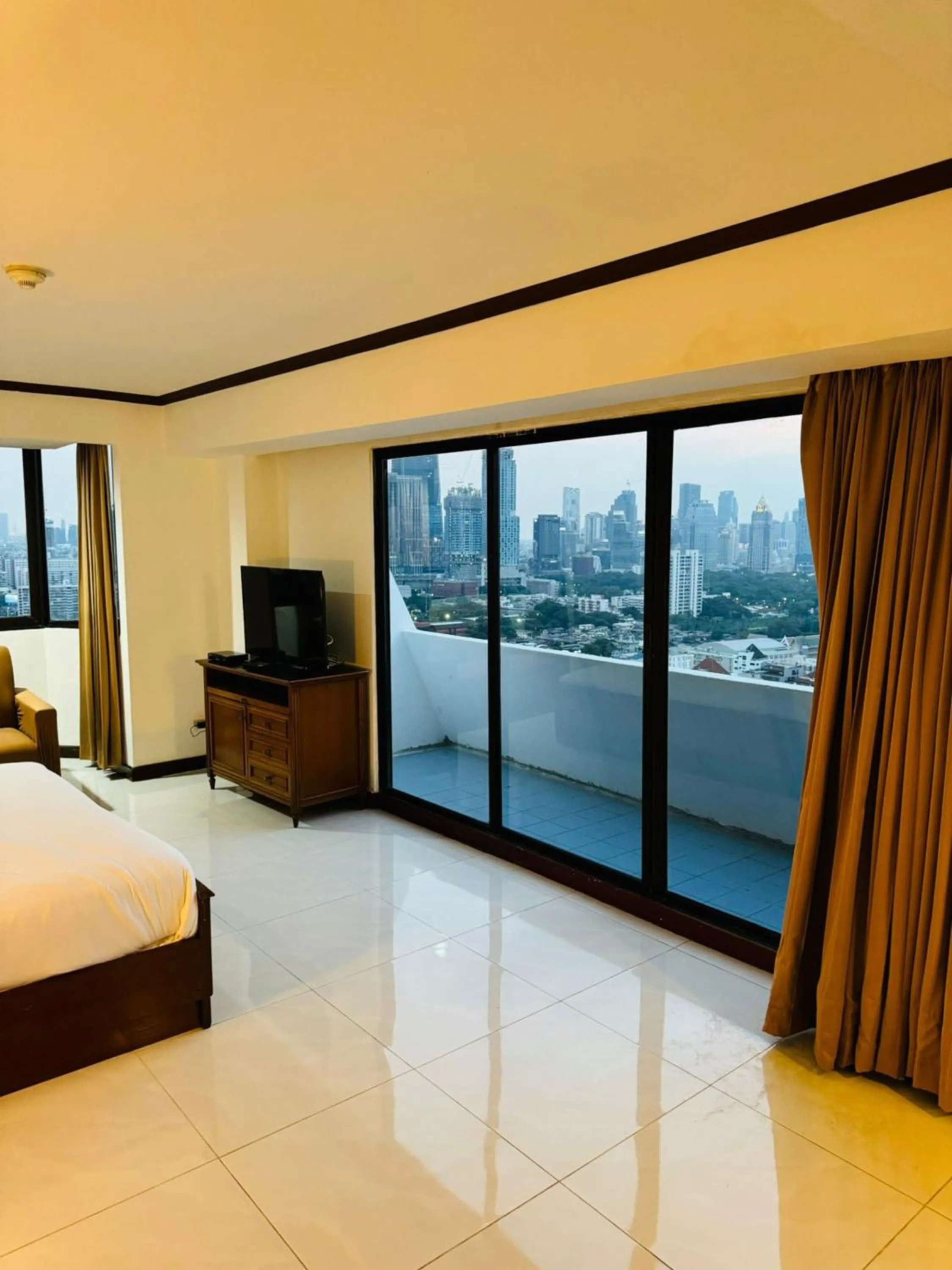Balcony/Terrace, Bed in Omni Tower Direct Rooms - Apartments, Sukhumvit Soi 4