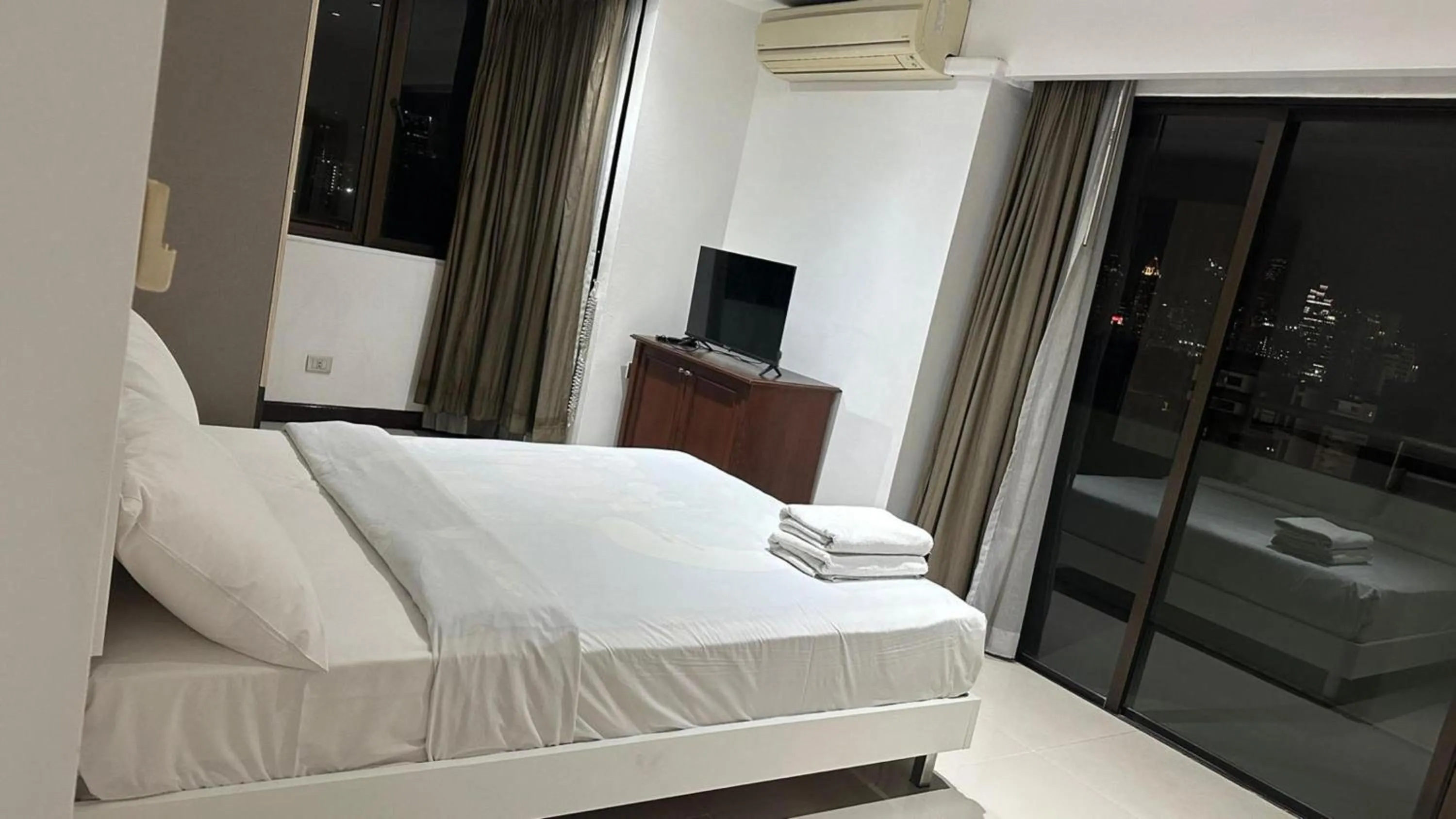 Bedroom, Bed in Omni Tower Direct Rooms - Apartments, Sukhumvit Soi 4