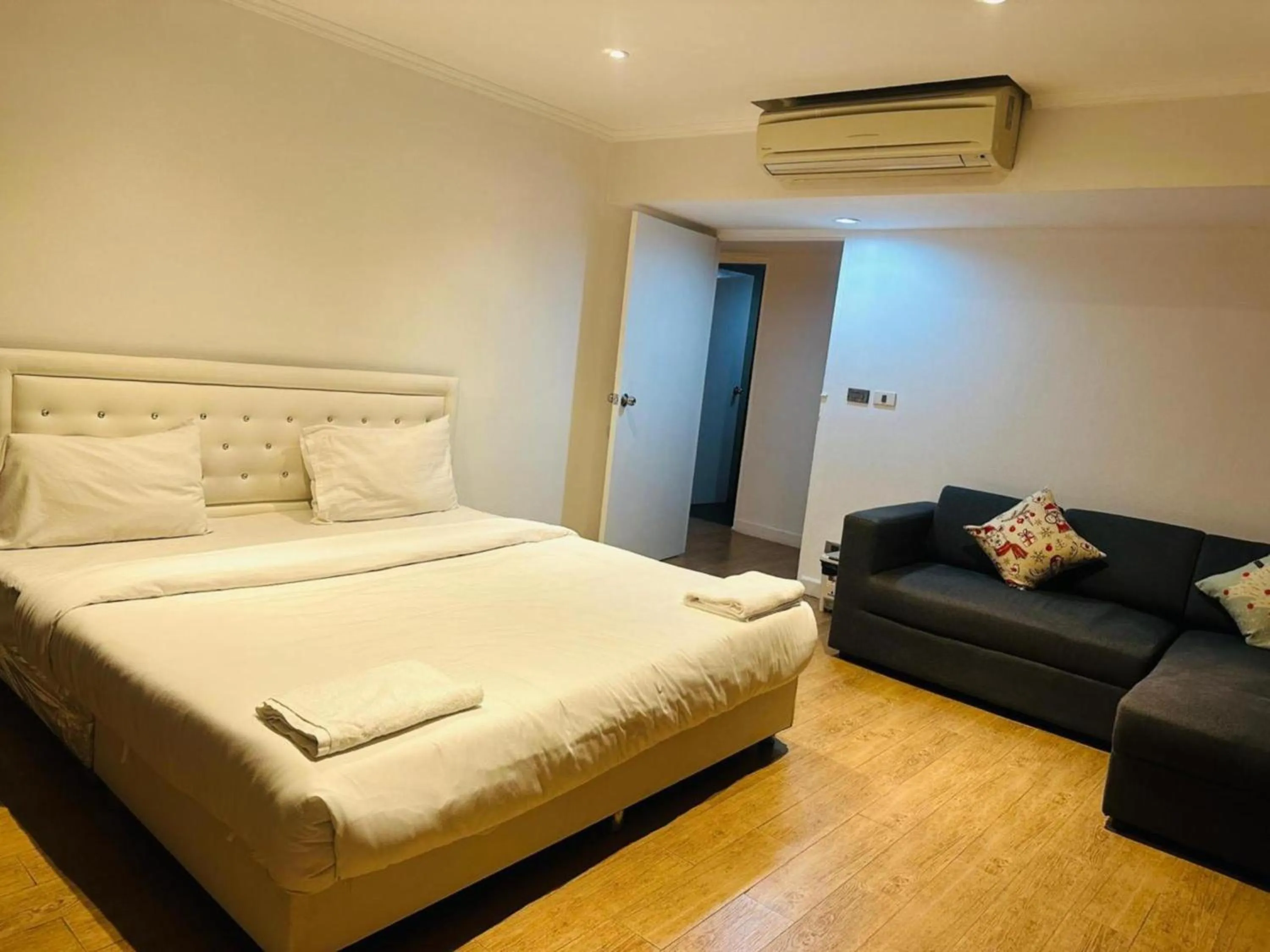 Bedroom, Bed in Omni Tower Direct Rooms - Apartments, Sukhumvit Soi 4