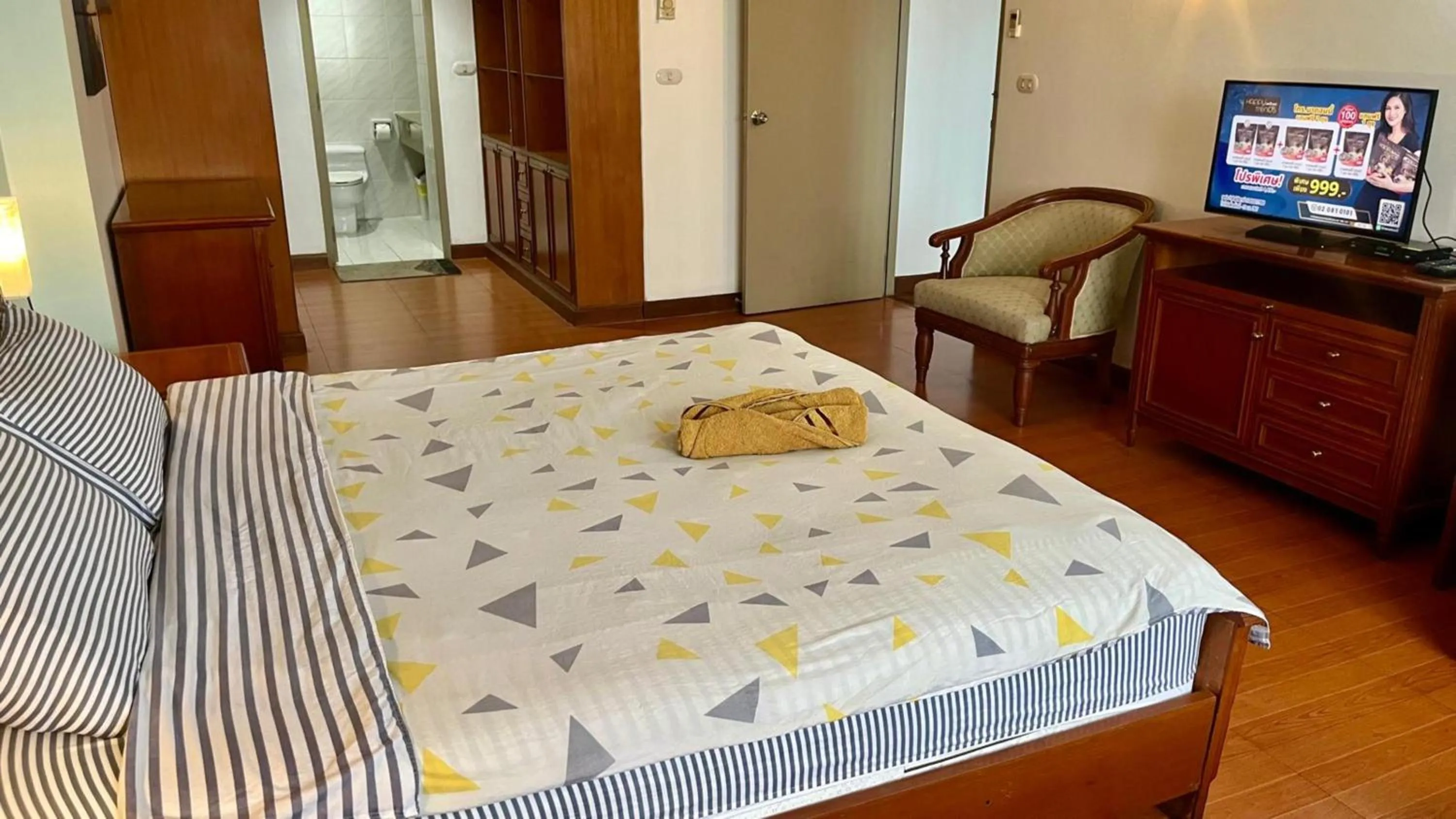 Bedroom, Bed in Omni Tower Direct Rooms - Apartments, Sukhumvit Soi 4