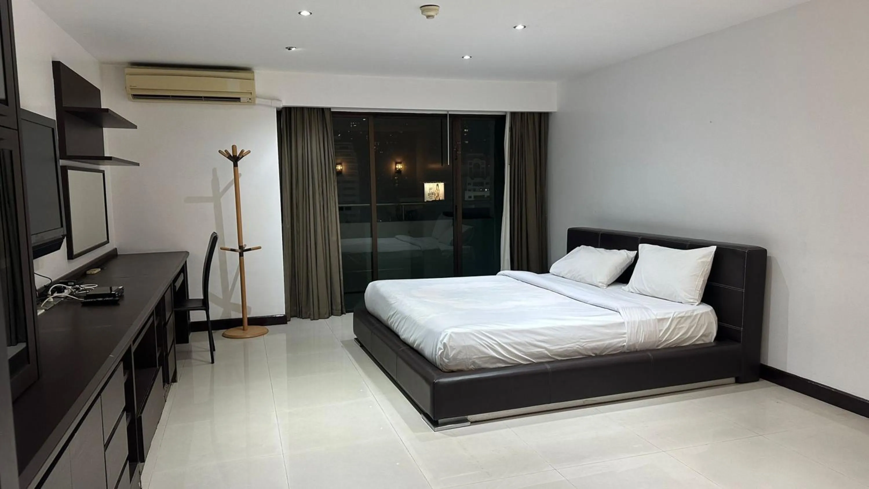 Bedroom, Bed in Omni Tower Direct Rooms - Apartments, Sukhumvit Soi 4
