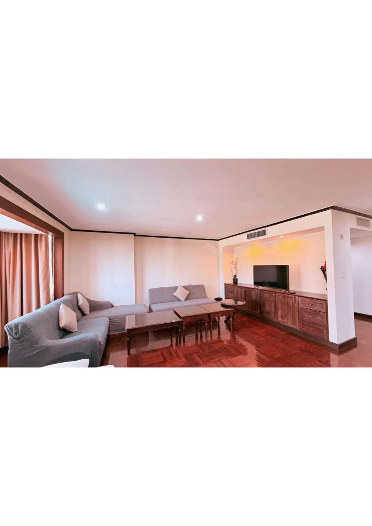 Living room in Omni Tower Direct Rooms - Apartments, Sukhumvit Soi 4