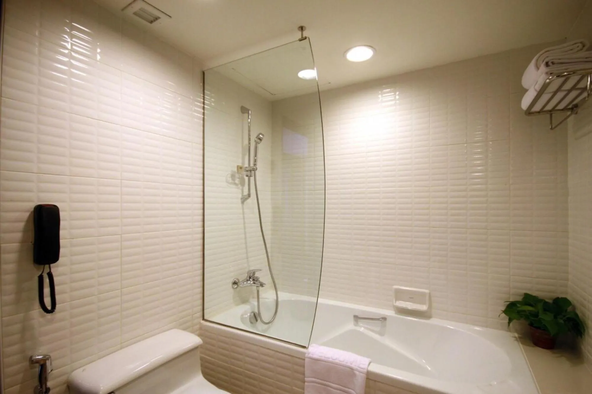 Shower in Omni Tower Direct Rooms - Apartments, Sukhumvit Soi 4