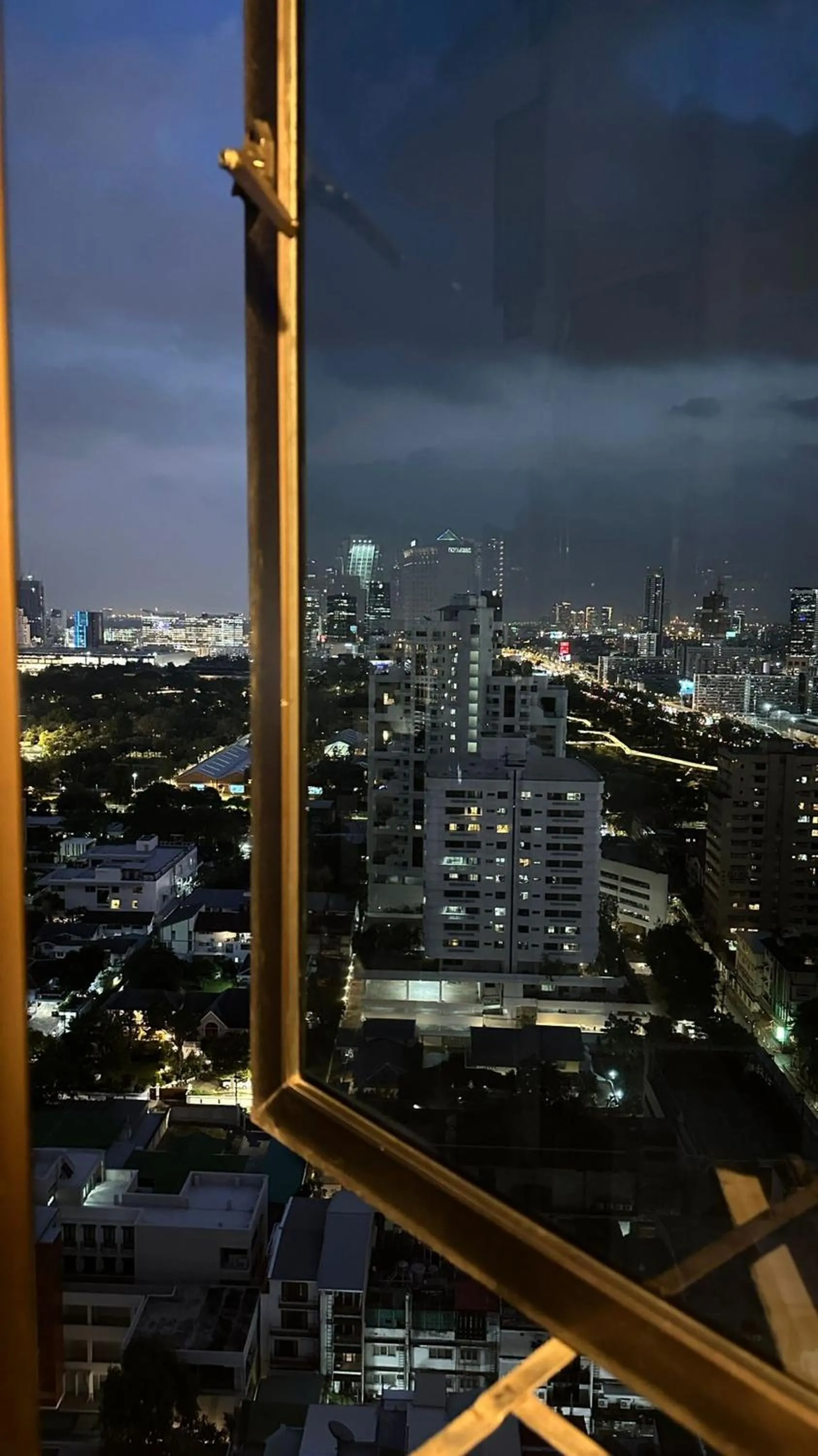 Night in Omni Tower Direct Rooms - Apartments, Sukhumvit Soi 4