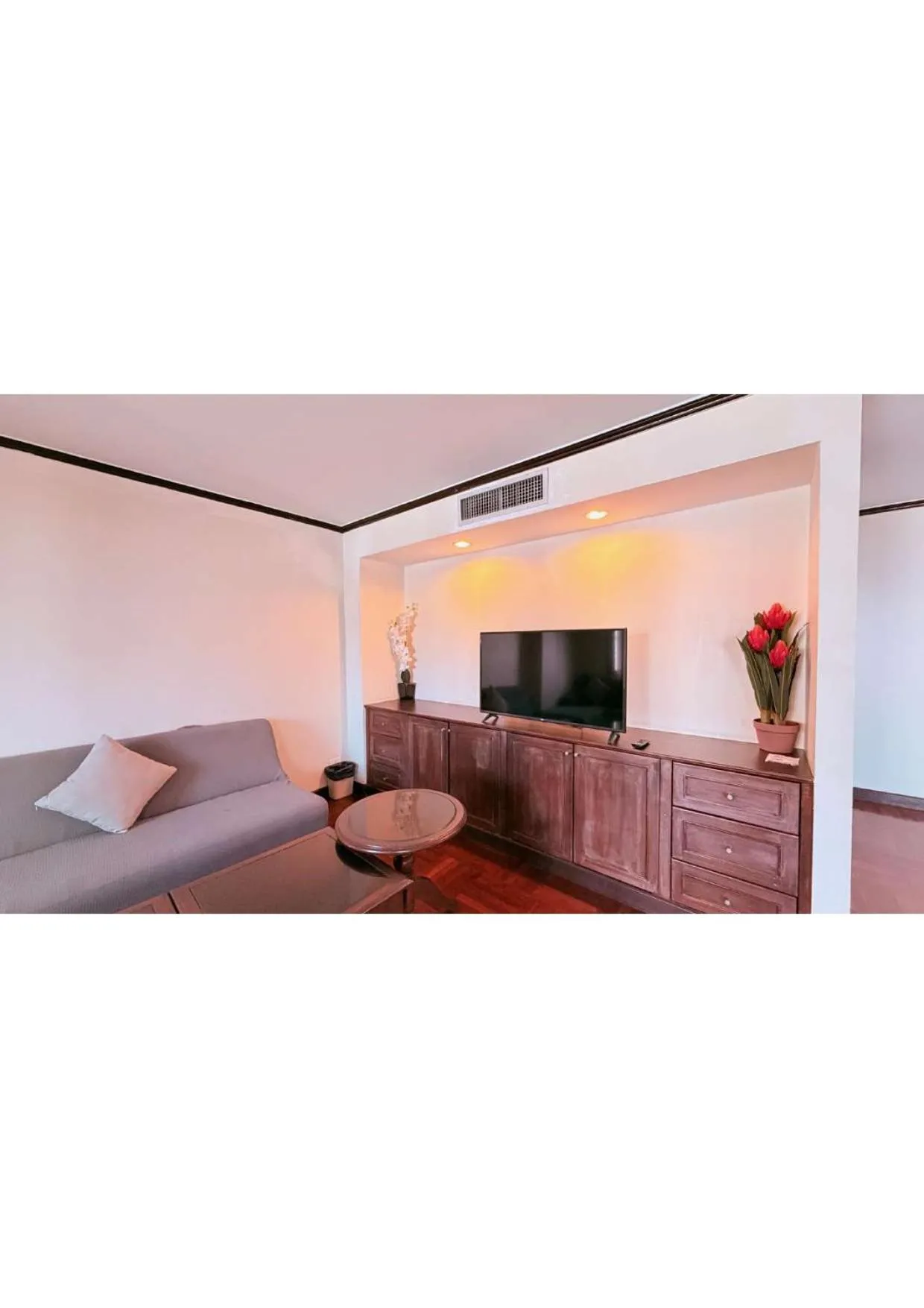 Living room in Omni Tower Direct Rooms - Apartments, Sukhumvit Soi 4