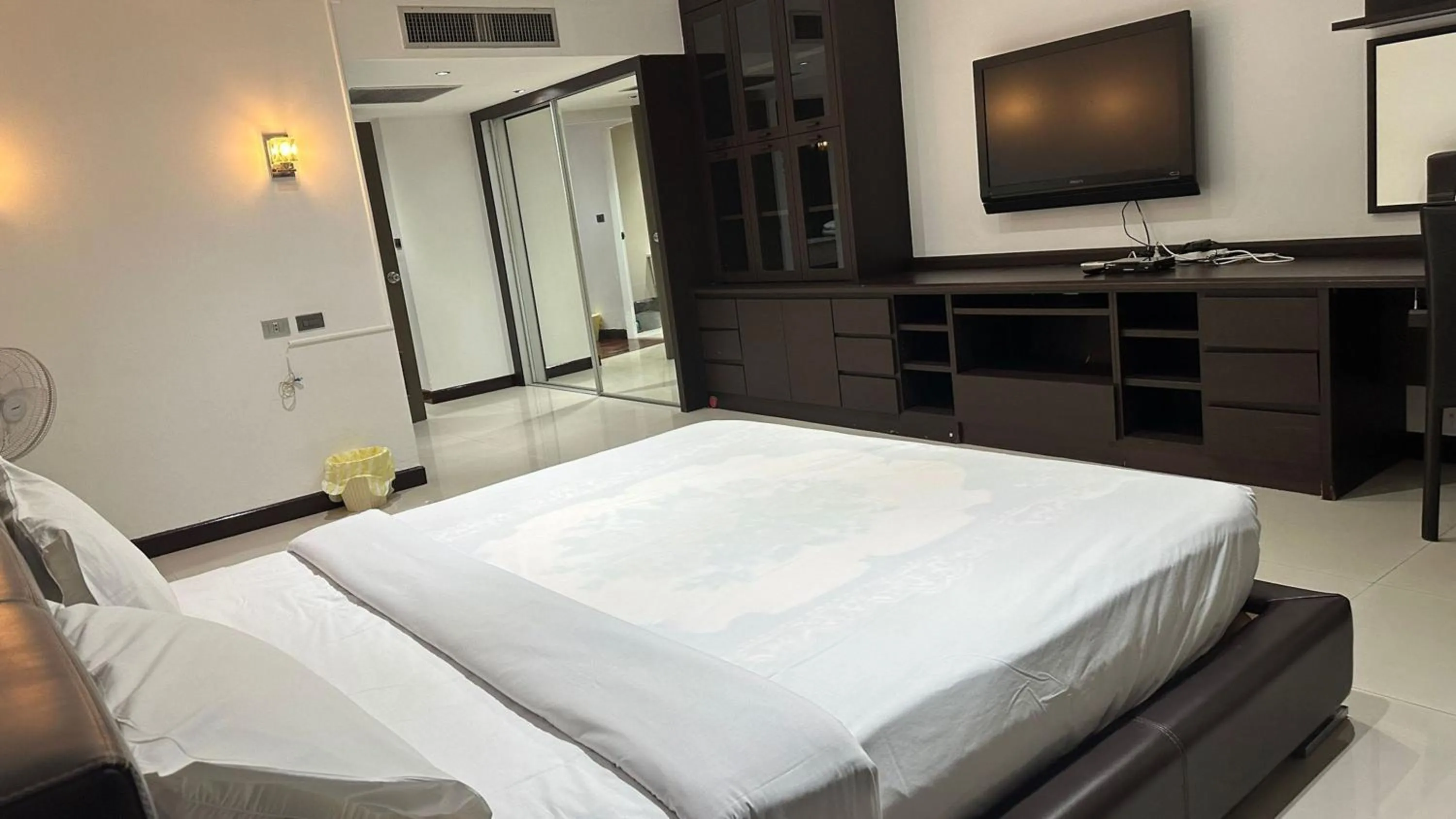 Bedroom, Bed in Omni Tower Direct Rooms - Apartments, Sukhumvit Soi 4