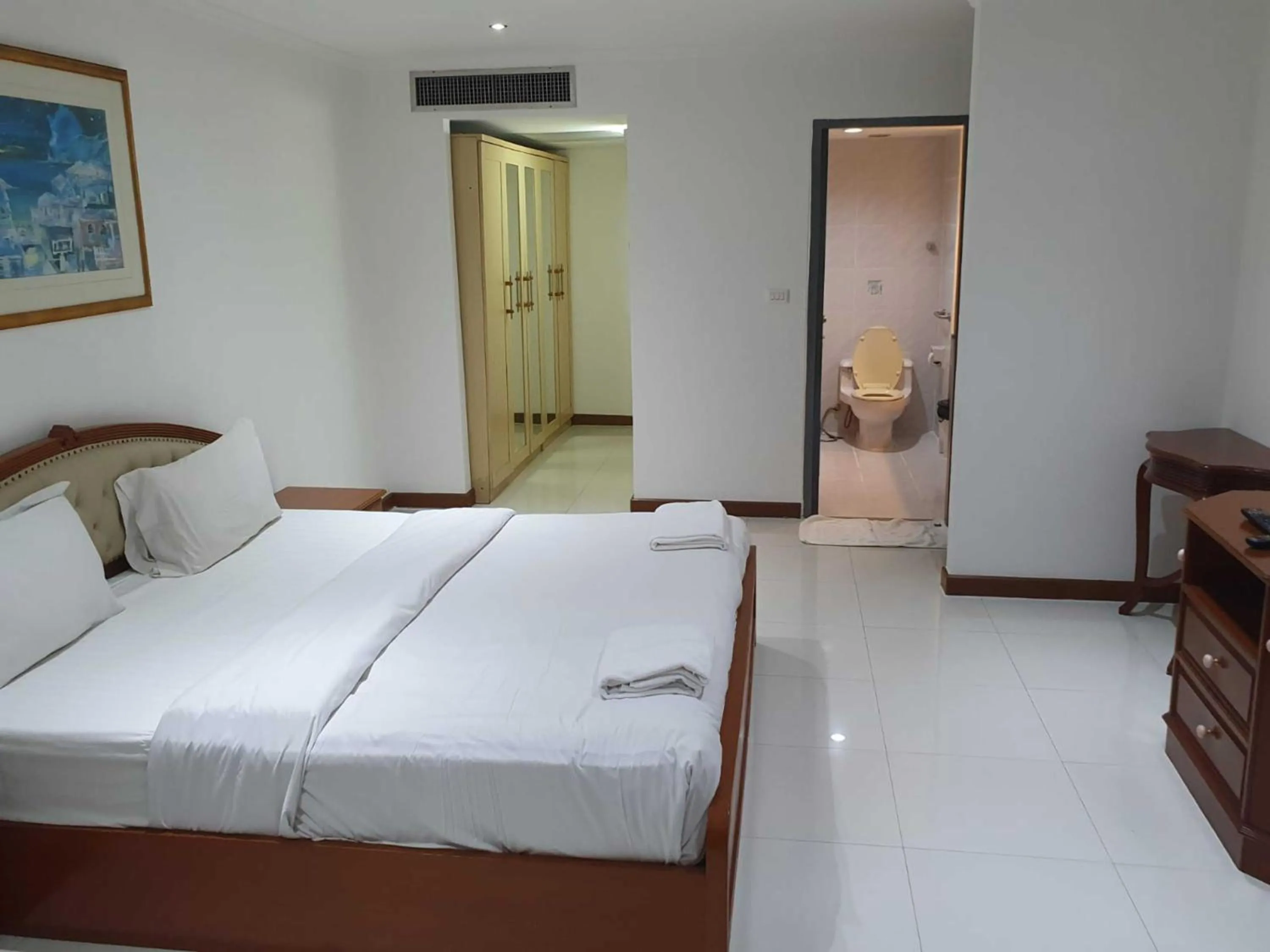 Bedroom, Bed in Omni Tower Direct Rooms - Apartments, Sukhumvit Soi 4