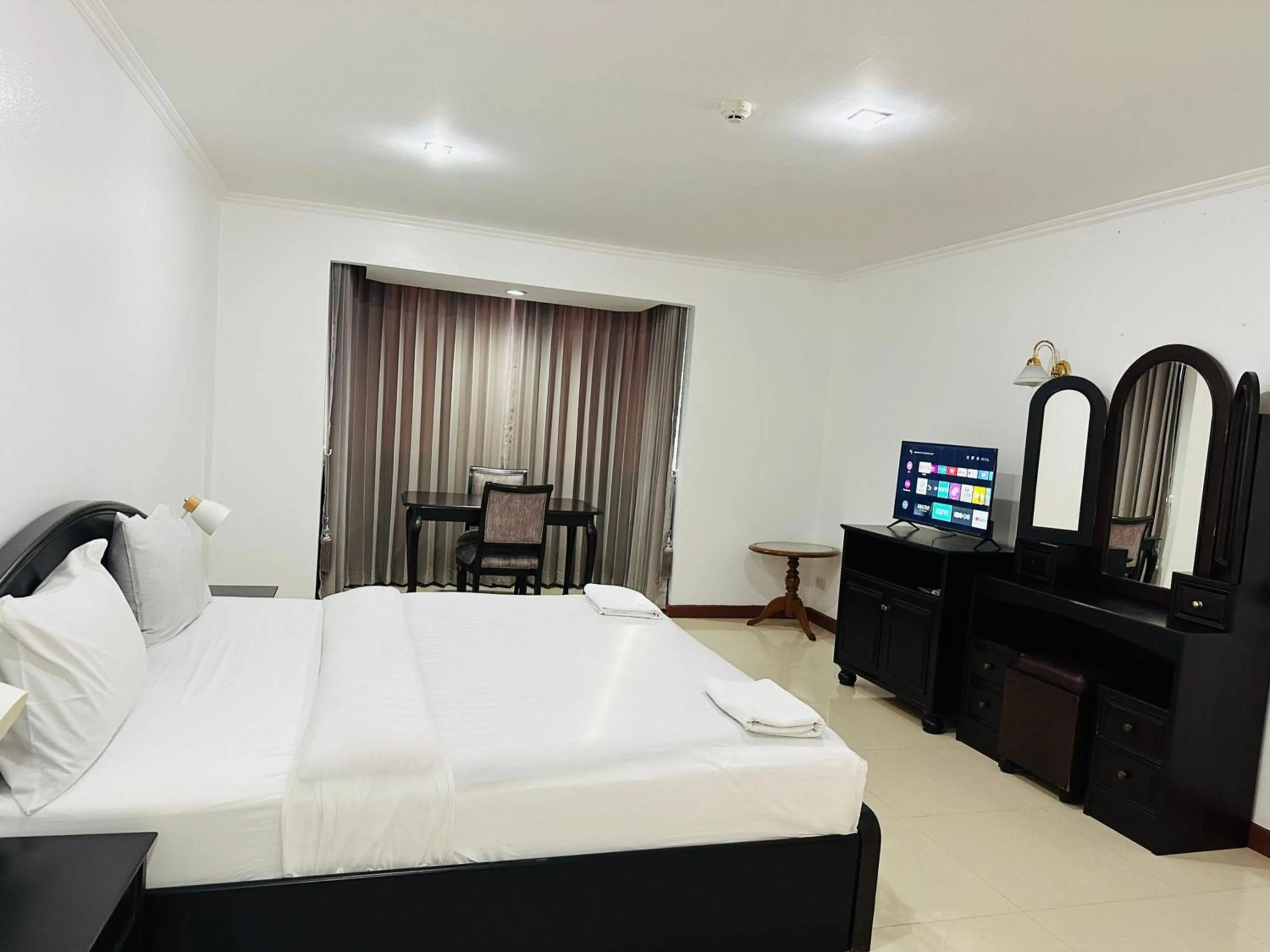 Bedroom, Bed in Omni Tower Direct Rooms - Apartments, Sukhumvit Soi 4