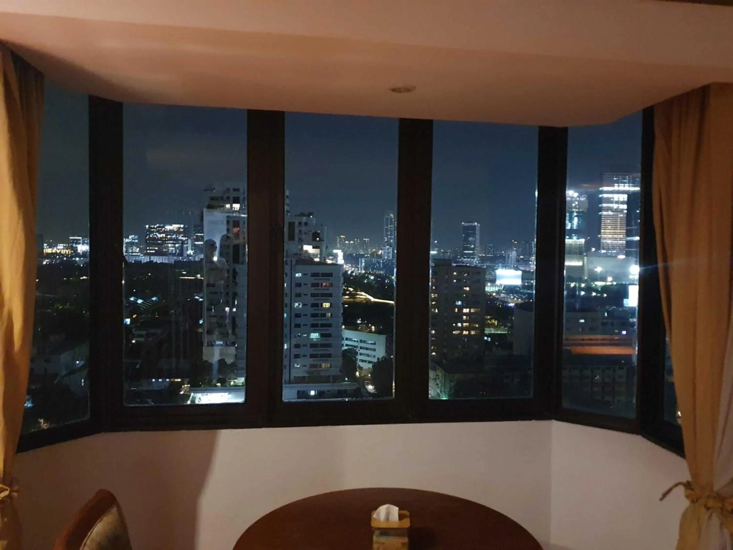 Night in Omni Tower Direct Rooms - Apartments, Sukhumvit Soi 4