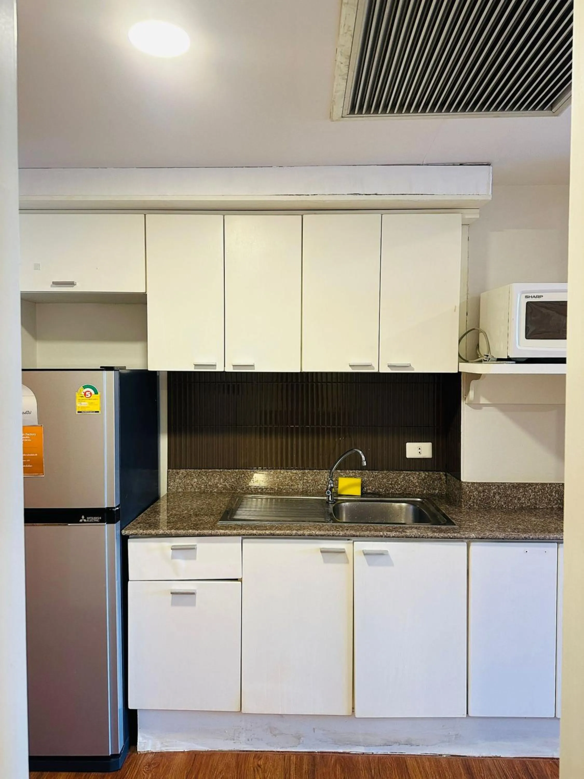 microwave in Omni Tower Direct Rooms - Apartments, Sukhumvit Soi 4
