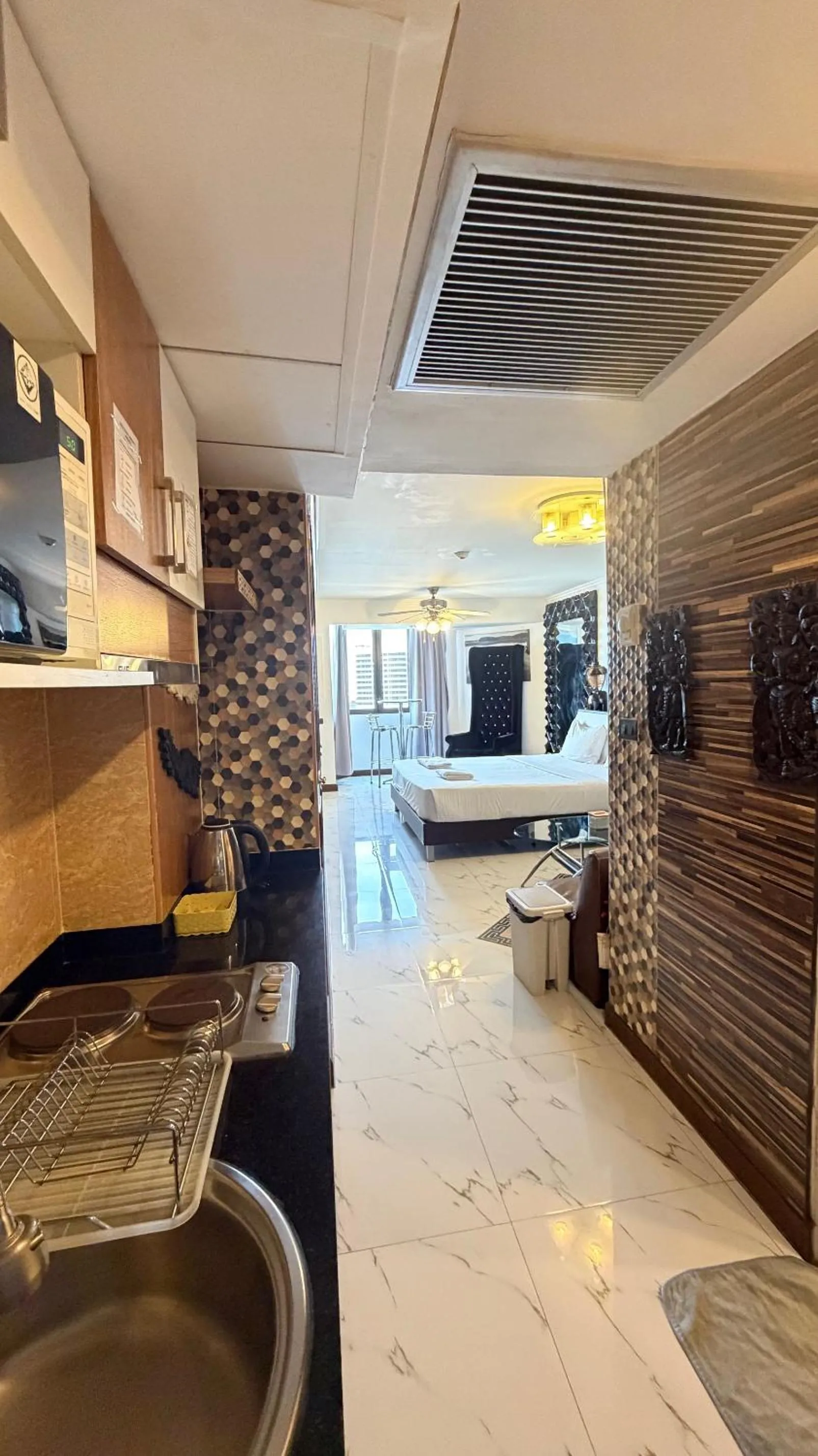 Photo of the whole room in Omni Tower Direct Rooms - Apartments, Sukhumvit Soi 4